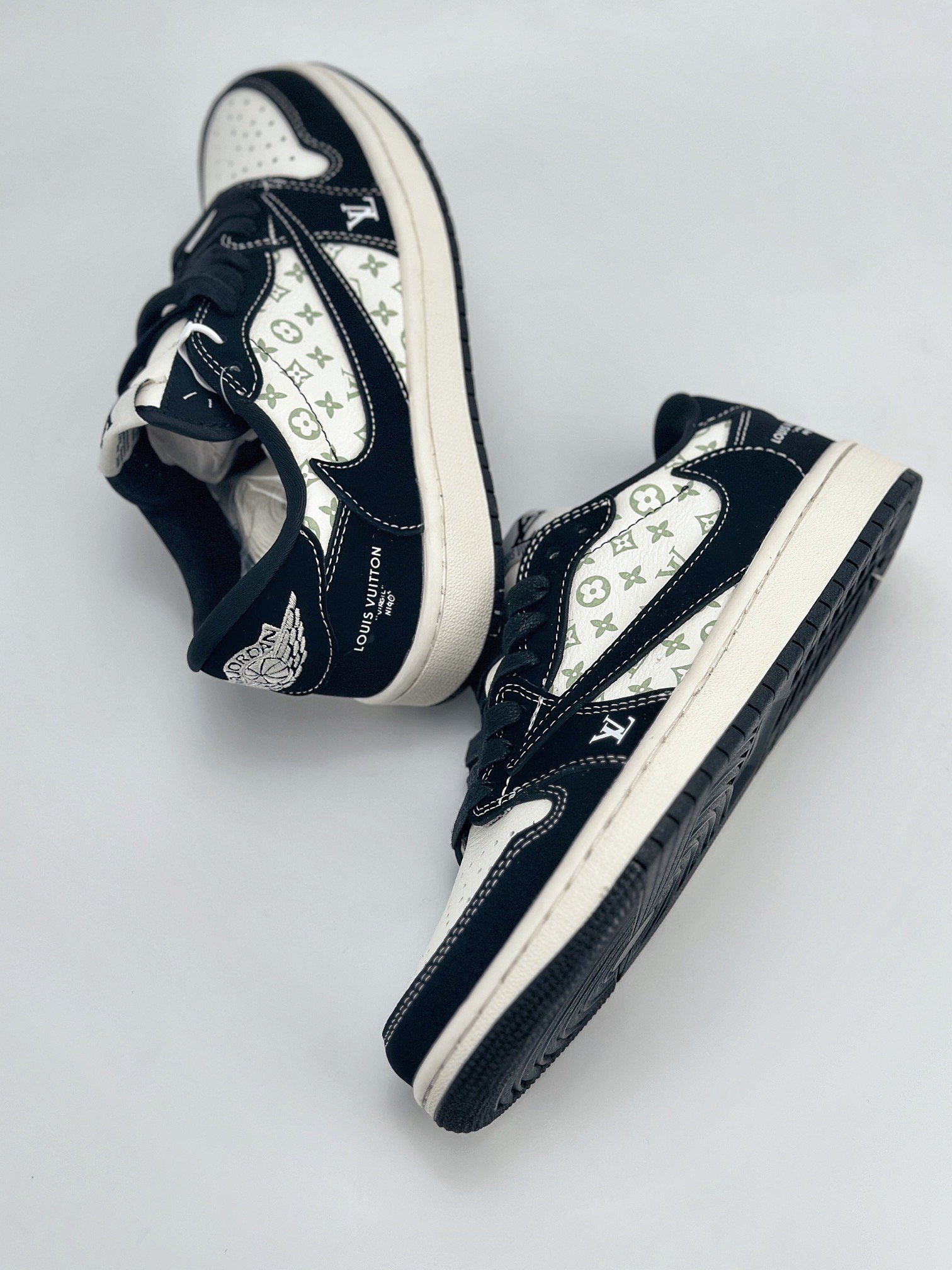 Travis Scott x Nike Air Jordan 1 Low x Louis Vuitton Air Jordan 1 Low 反转翻毛白黑倒钩 LX1988-200