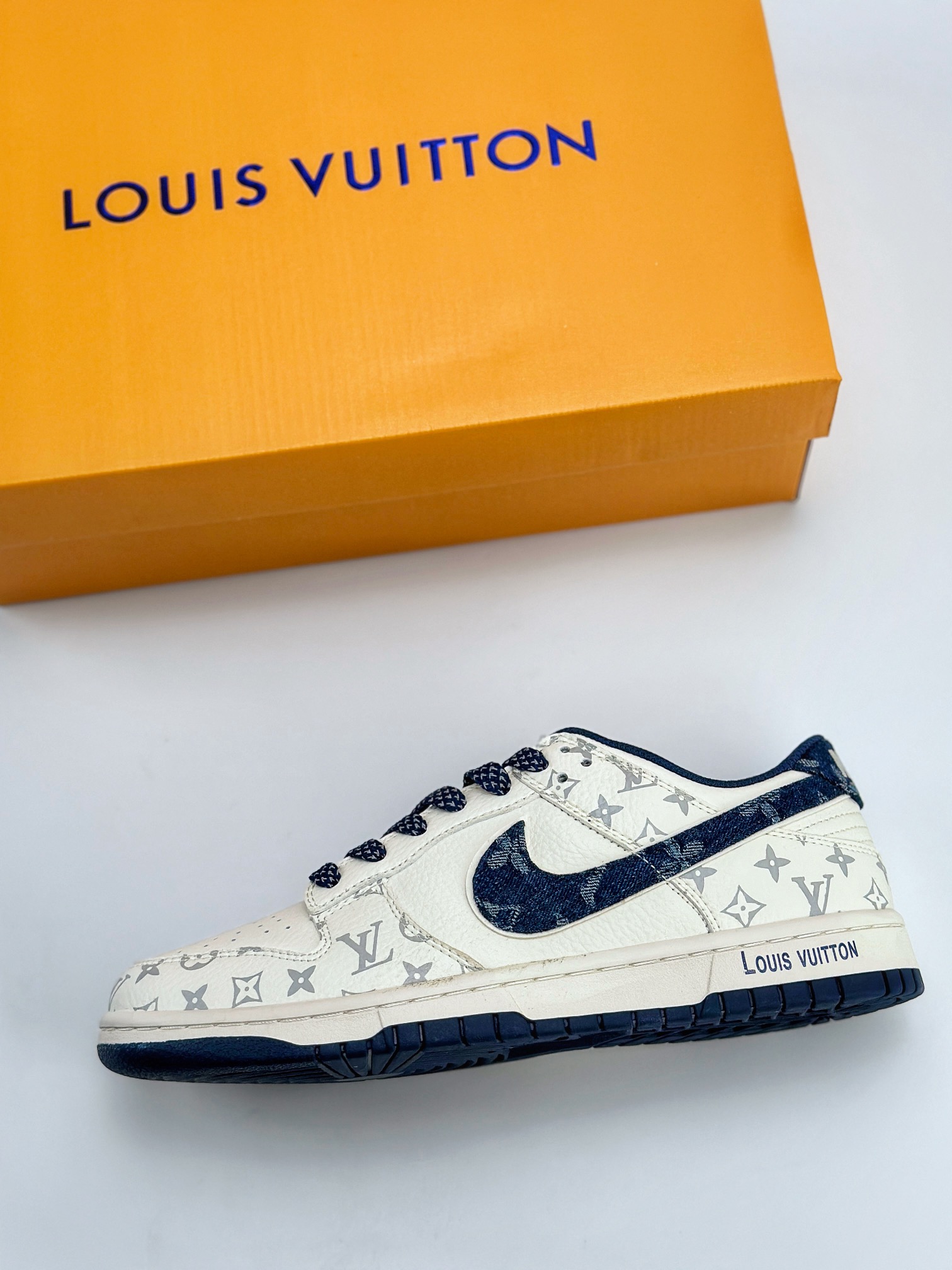 SB Dunk Low x Louis Vuitton 白宝蓝印花 FC1688-123