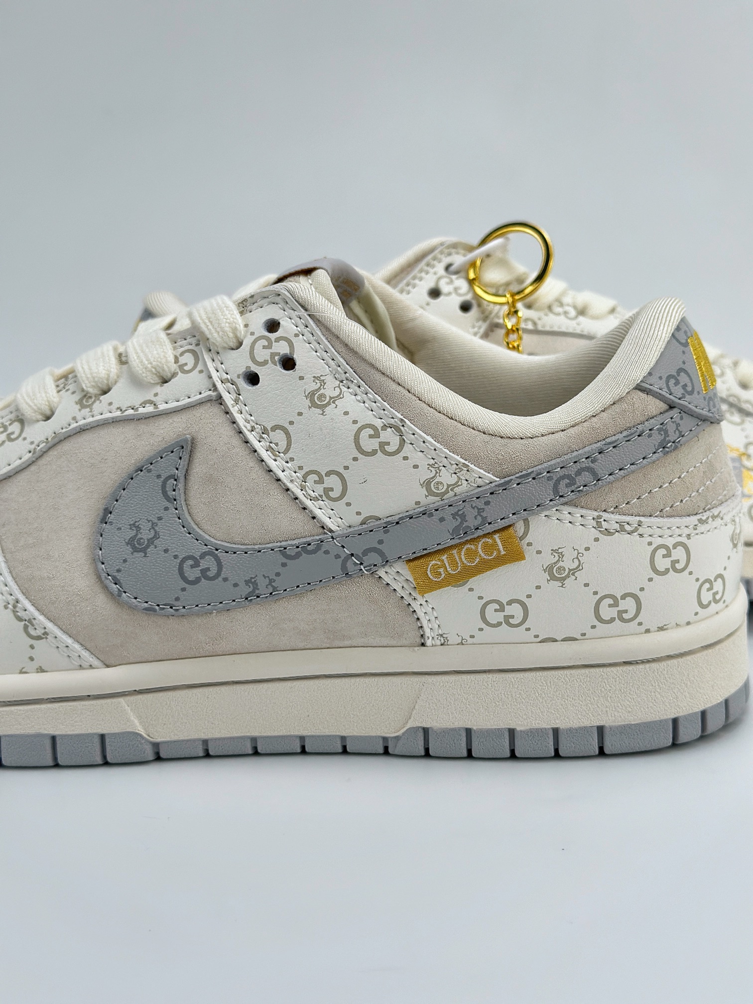 Nike SB Dunk Low x GUCCI 翻毛白灰 FC1688-159