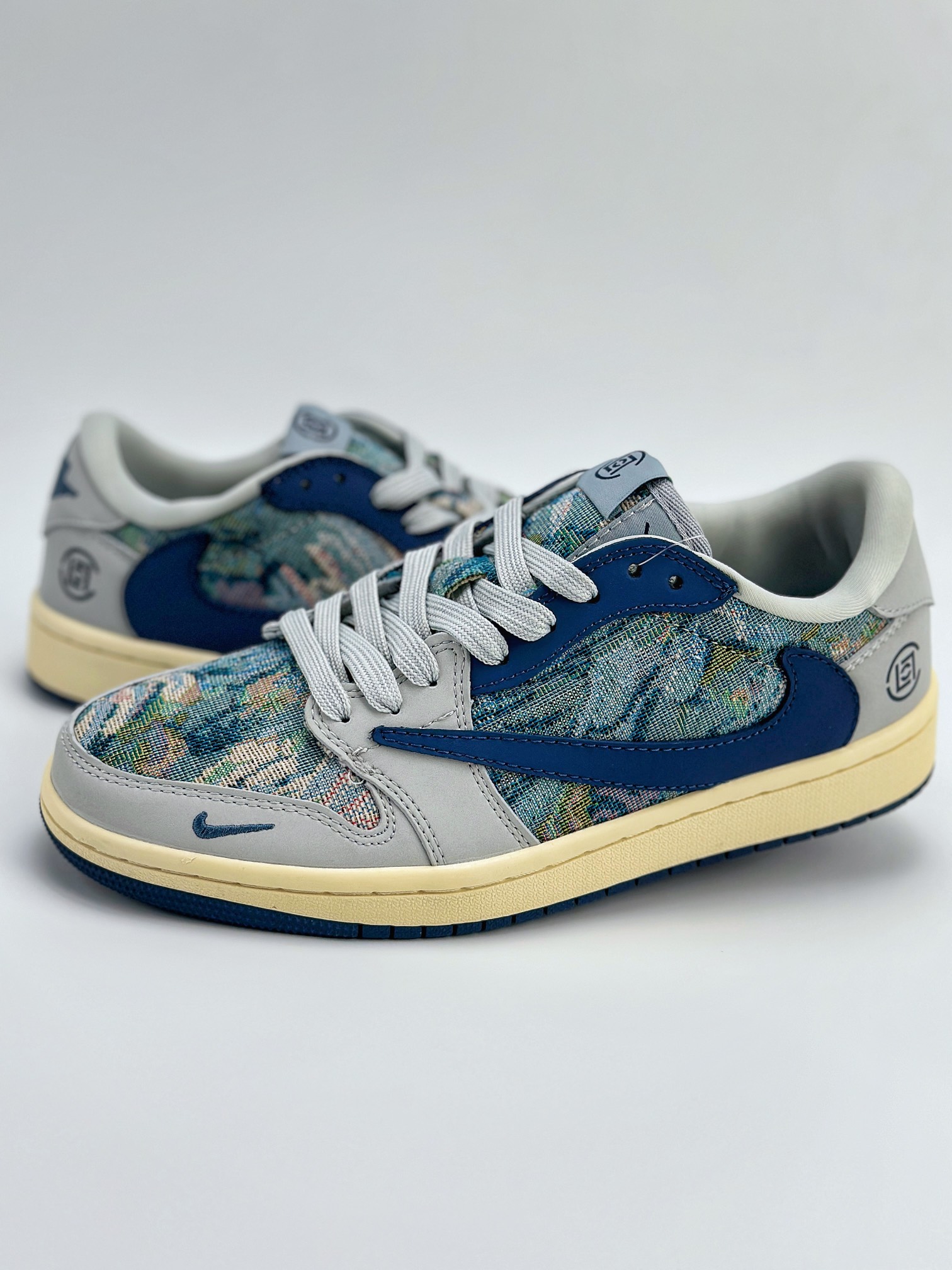 Travis Scott x Nike Air Jordan 1 Low x CLOT 三方联名 Air Jordan 1 Low 反转灰蓝刺绣倒钩 JH6088-707