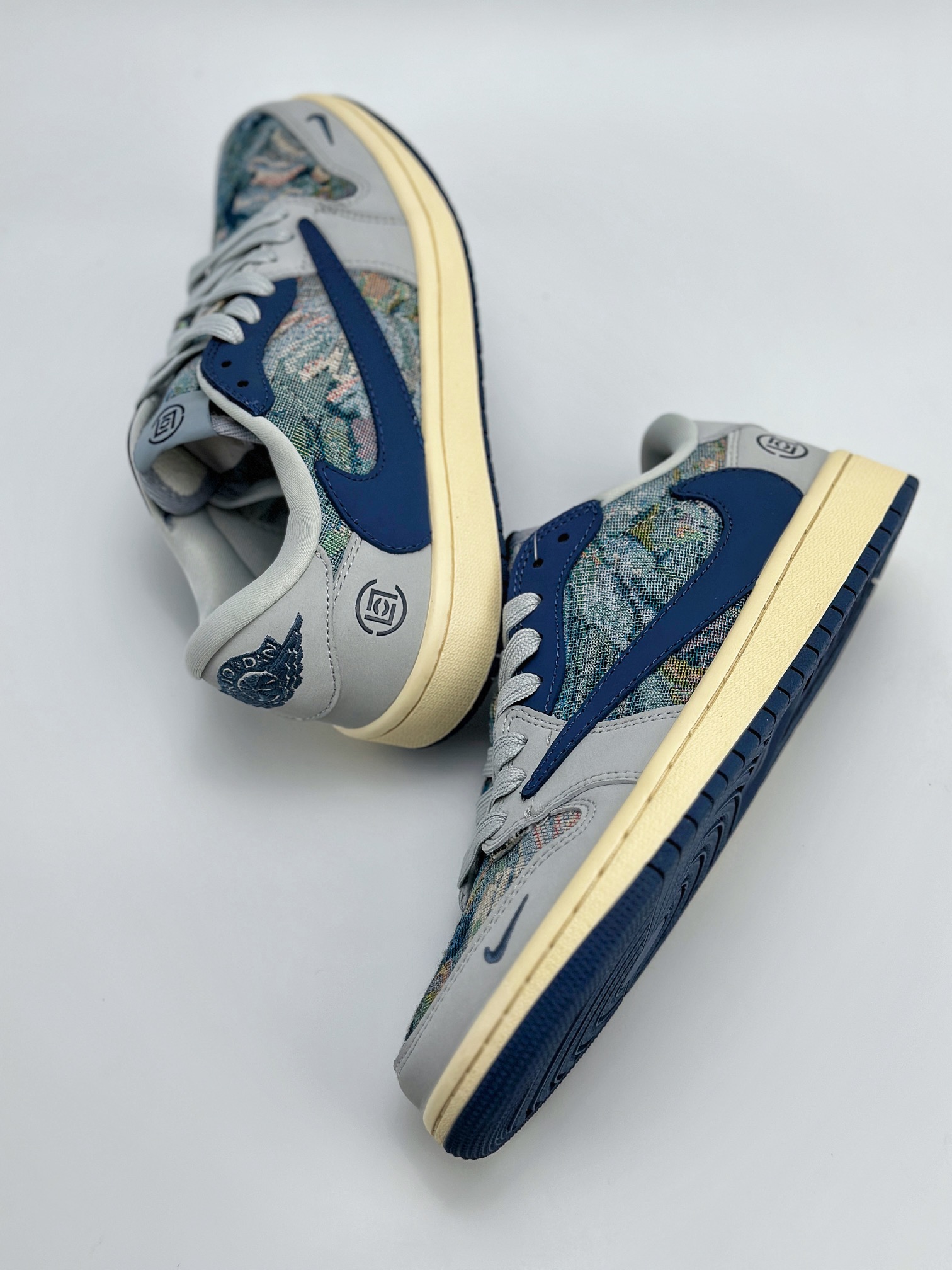 Travis Scott x Nike Air Jordan 1 Low x CLOT 三方联名 Air Jordan 1 Low 反转灰蓝刺绣倒钩 JH6088-707