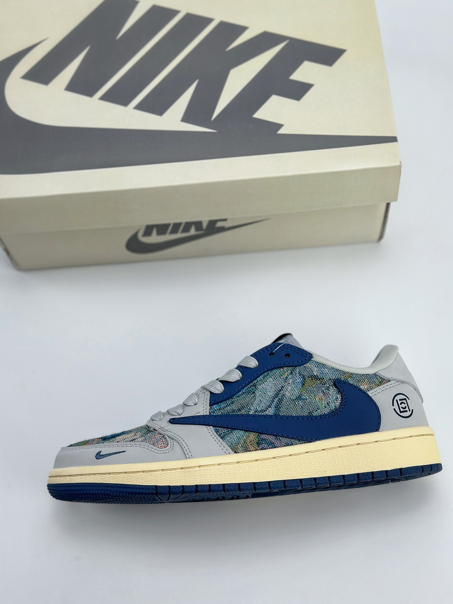 Travis Scott x Nike Air Jordan 1 Low x CLOT 三方联名 Air Jordan 1 Low 反转灰蓝刺绣倒钩 JH6088-707