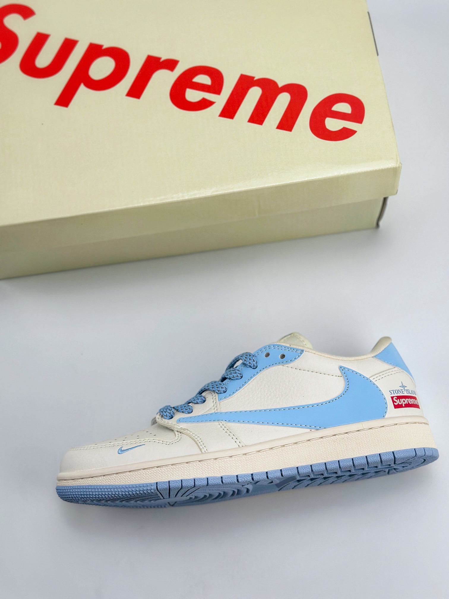 Travis Scott x Nike Air Jordan 1 Low x Supreme 三方联名 Air Jordan 1 Low 反转米白蓝满天星倒钩 BB6588-105