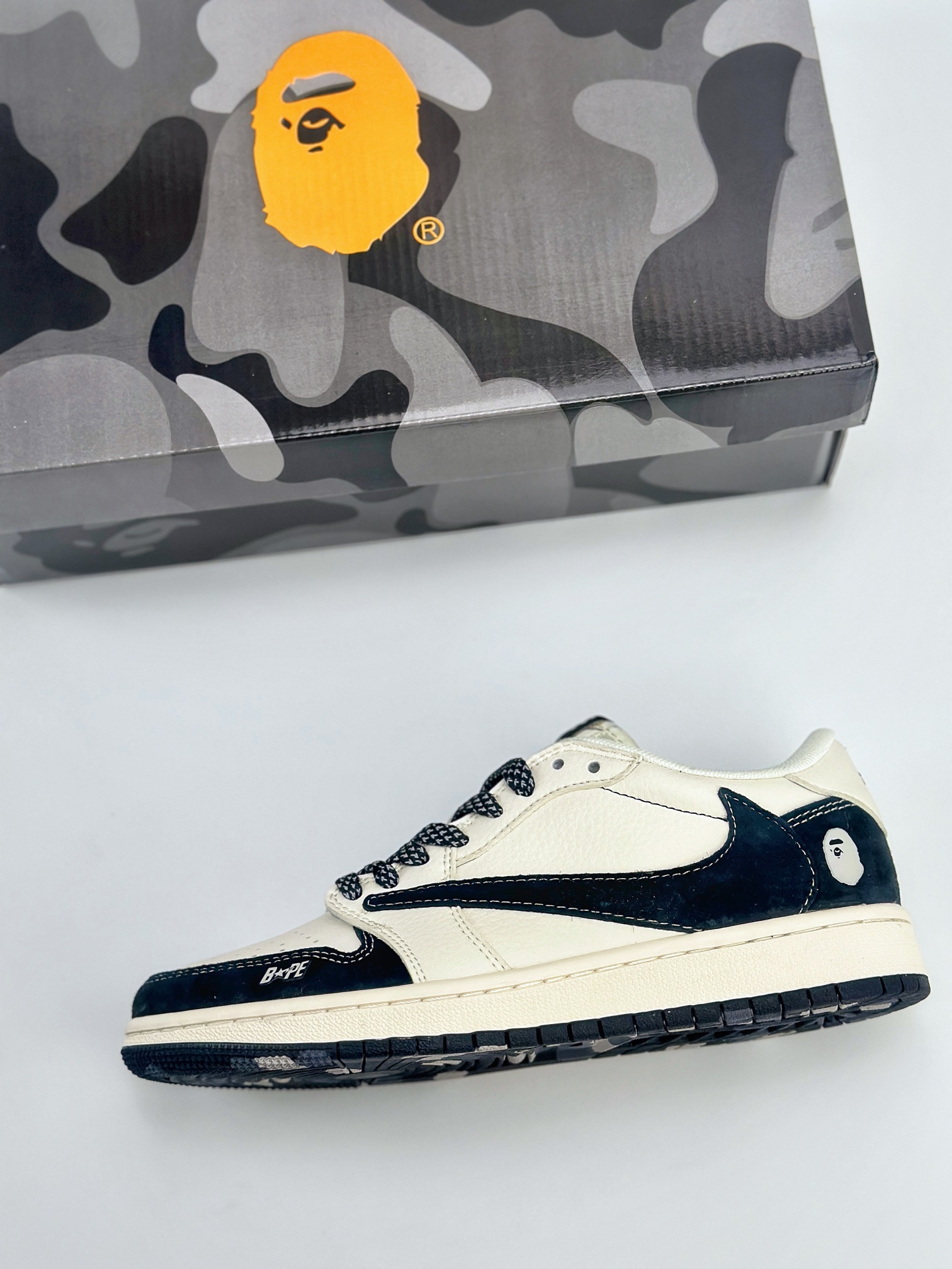 Travis Scott x Nike Air Jordan 1 Low x BAPE 三方联名 Air Jordan 1 Low 反转米白黑满天星倒钩 XY2688-106