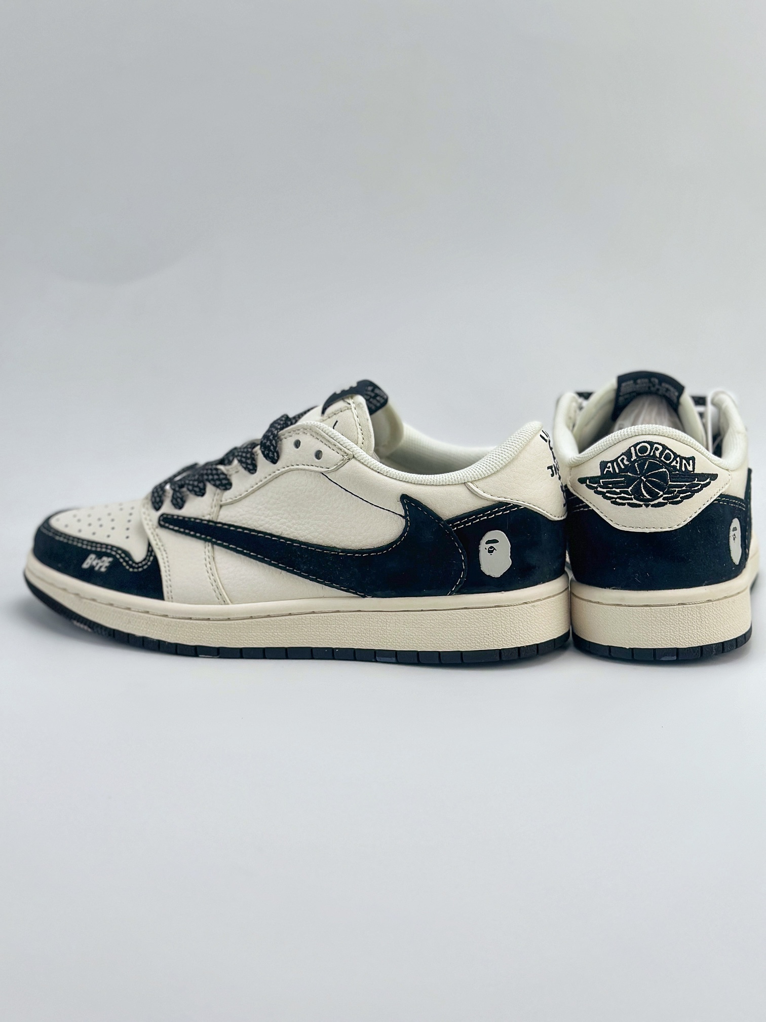 Travis Scott x Nike Air Jordan 1 Low x BAPE 三方联名 Air Jordan 1 Low 反转米白黑满天星倒钩 XY2688-106