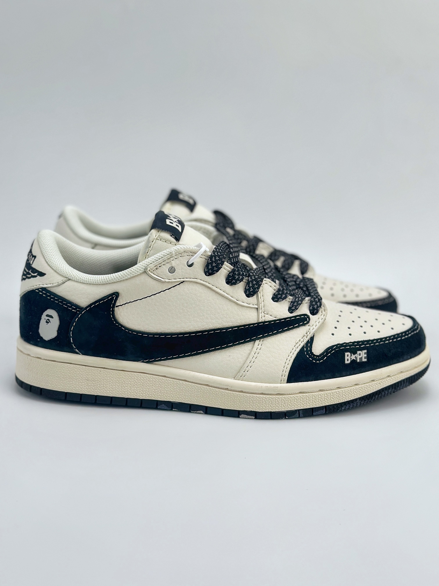 Travis Scott x Nike Air Jordan 1 Low x BAPE 三方联名 Air Jordan 1 Low 反转米白黑满天星倒钩 XY2688-106