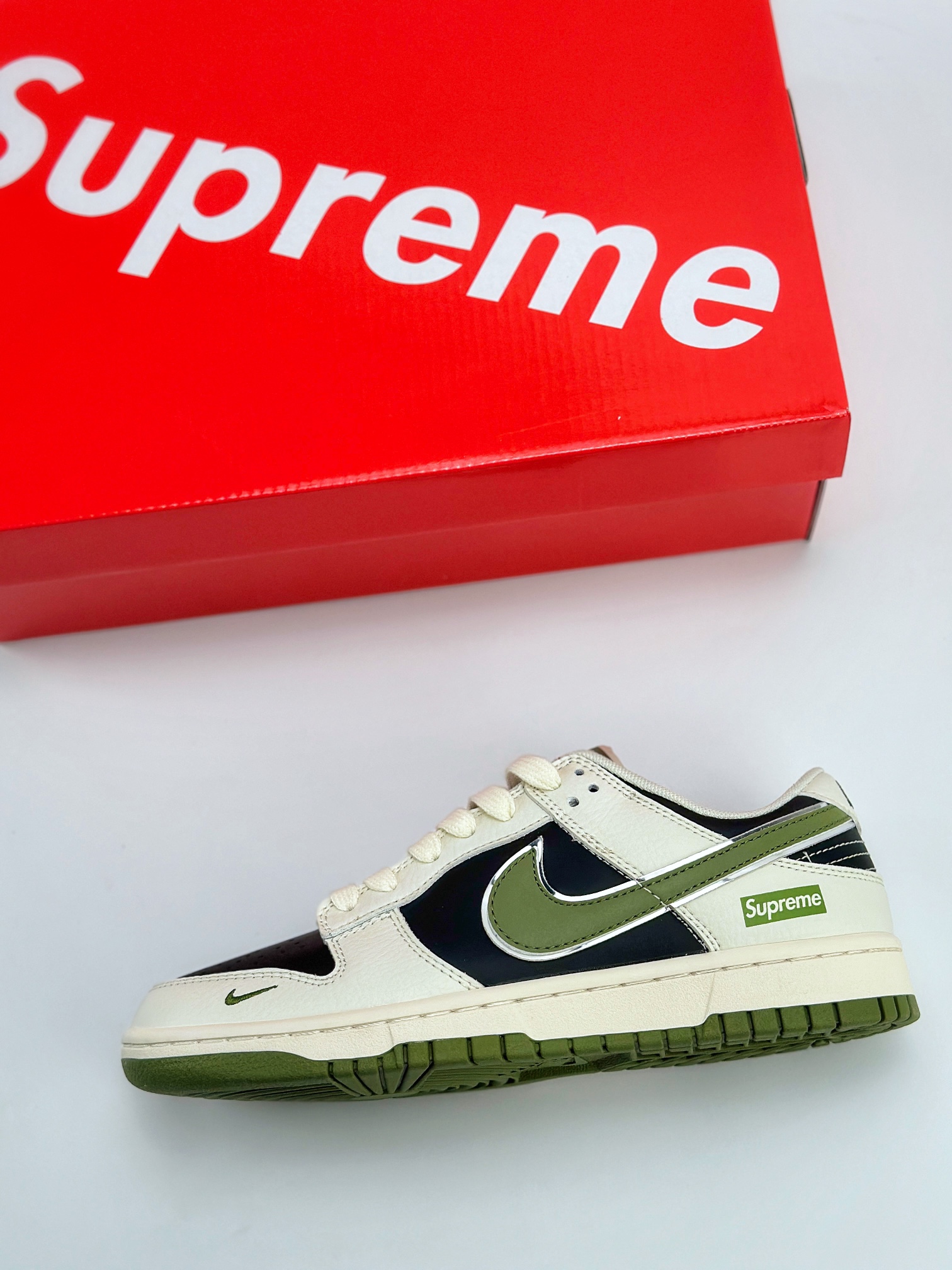 NIKE SB Dunk Low x Supreme 米黑绿 出品 XX9913-013