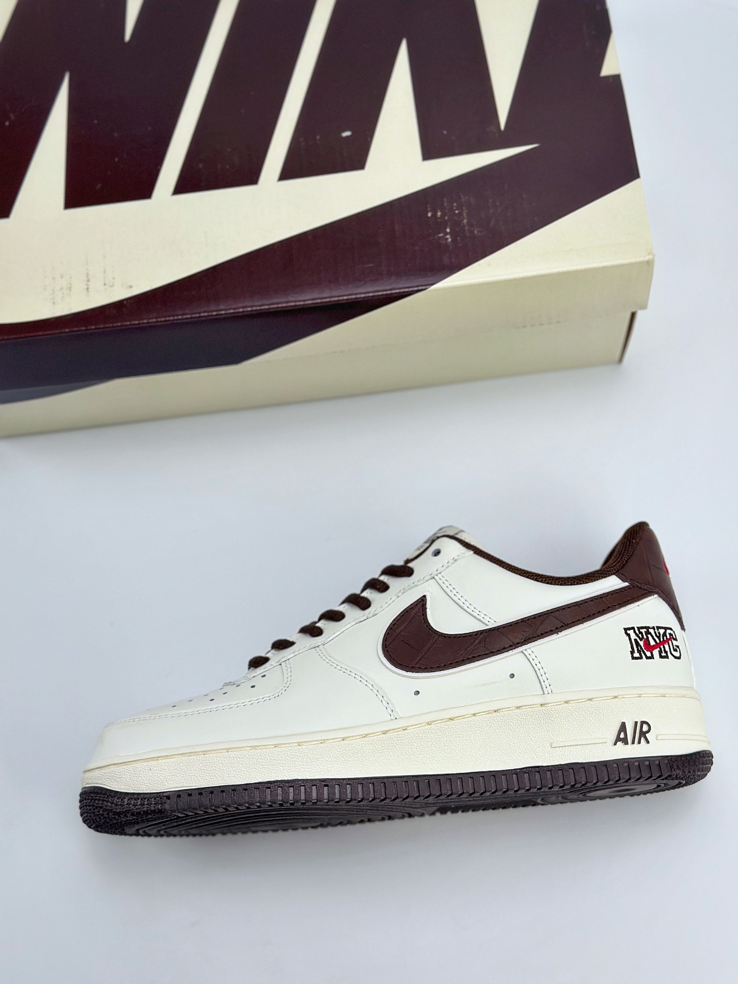 Nike Air Force 1 Low 07 x NYC 刺绣小钩 白棕 CM9612-023