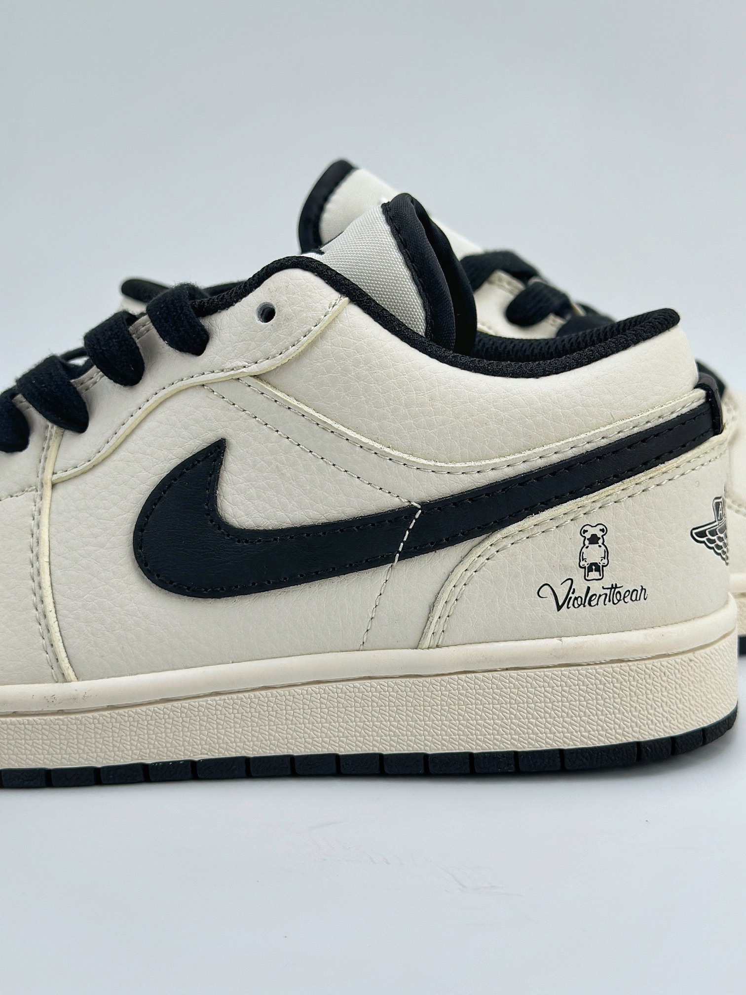 Air Jordan 1 Retro Low x Bearbrick 暴力熊米白黑 SJ9950-009