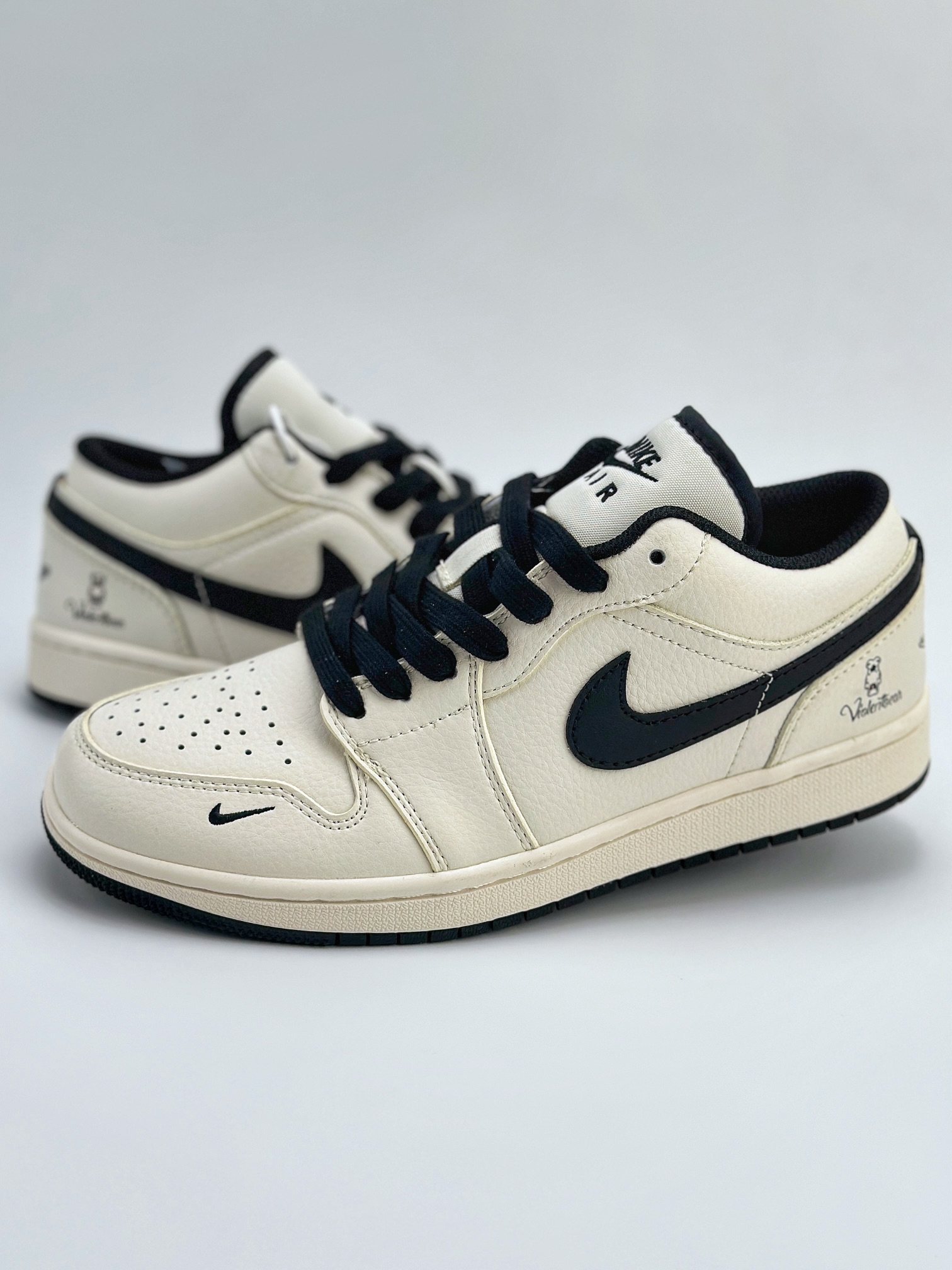 Air Jordan 1 Retro Low x Bearbrick 暴力熊米白黑 SJ9950-009