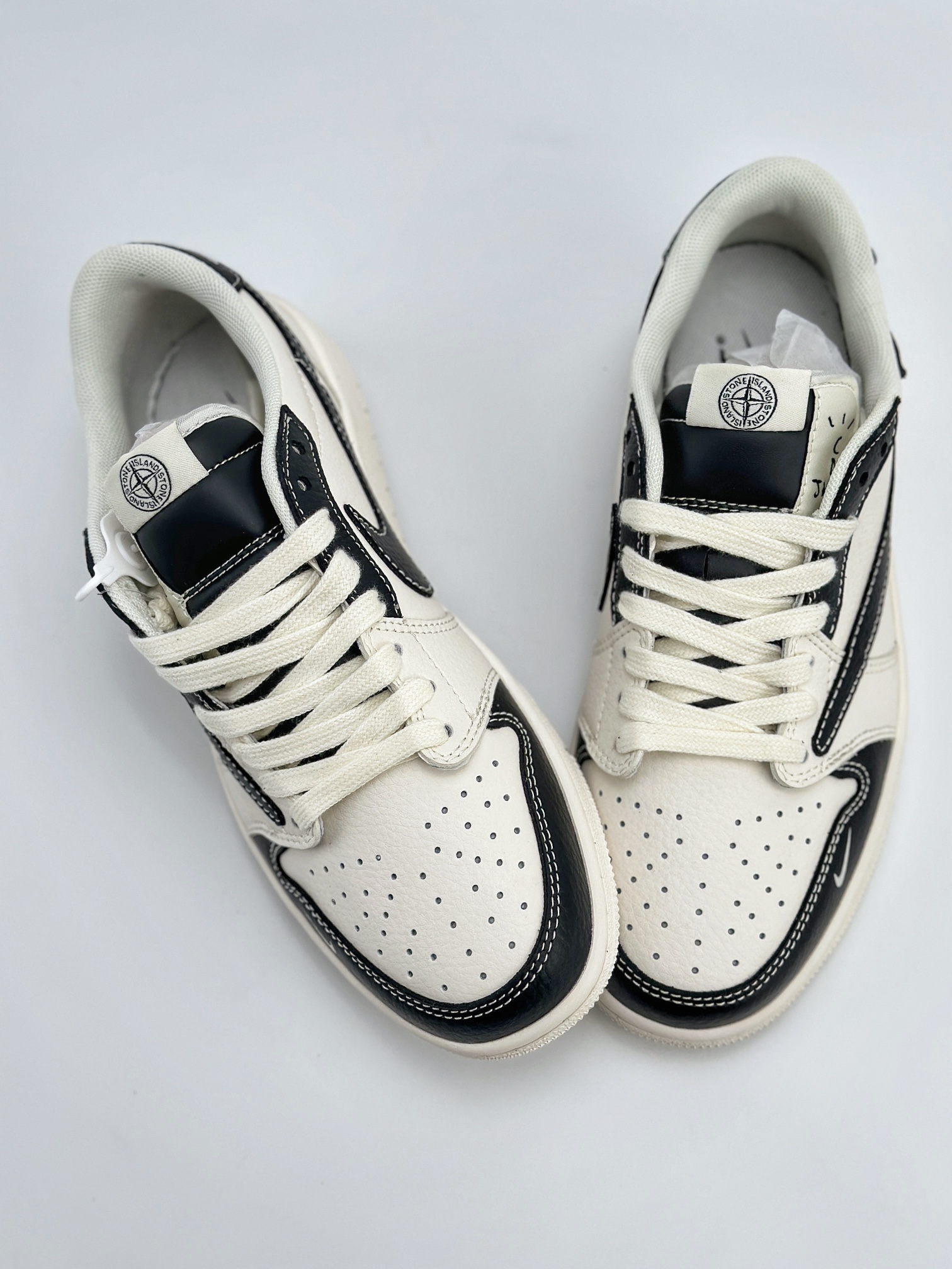 Travis Scott x Nike Air Jordan 1 Low x Stone Island 三方联名 Air Jordan 1 Low 反转白黑小钩倒钩 QY0768-012