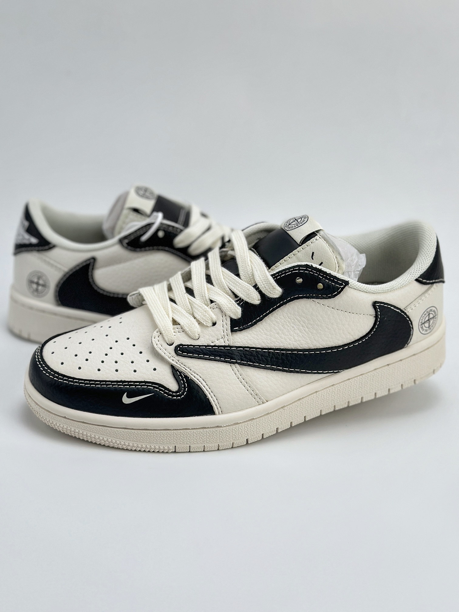 Travis Scott x Nike Air Jordan 1 Low x Stone Island 三方联名 Air Jordan 1 Low 反转白黑小钩倒钩 QY0768-012