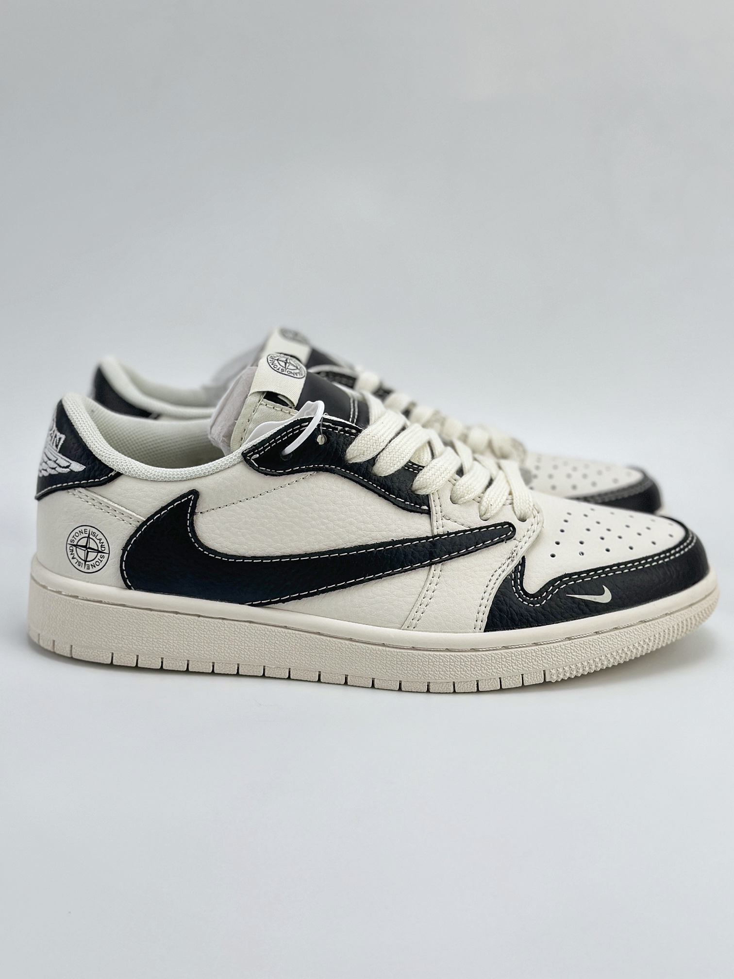 Travis Scott x Nike Air Jordan 1 Low x Stone Island 三方联名 Air Jordan 1 Low 反转白黑小钩倒钩 QY0768-012