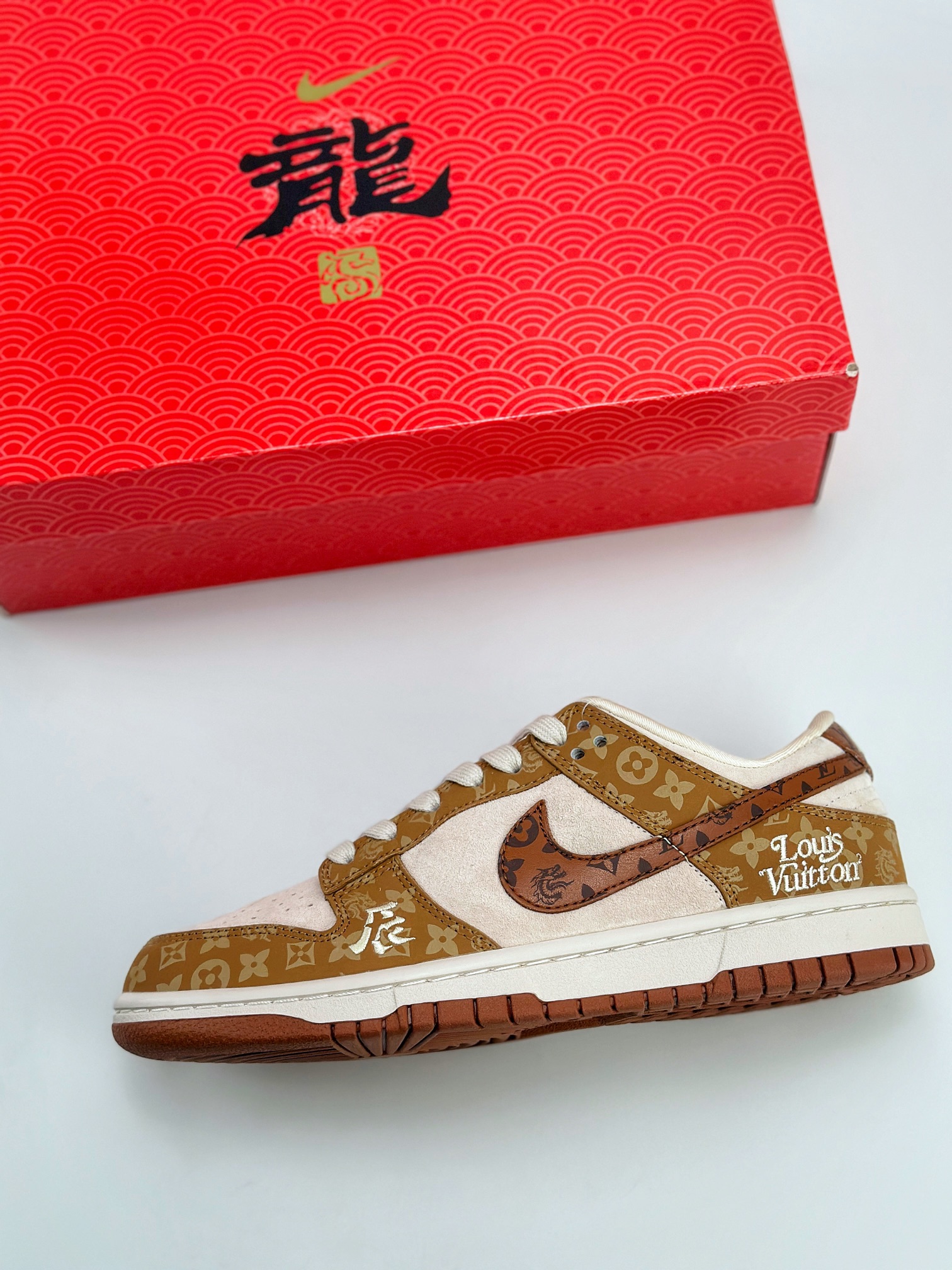 Nike SB Dunk Low x Louis Vuitton 龙年限定灰黄 FC1688-184