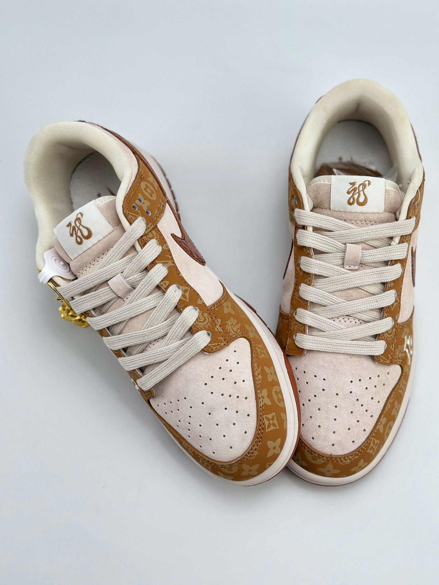 Nike SB Dunk Low x Louis Vuitton 龙年限定灰黄 FC1688-184