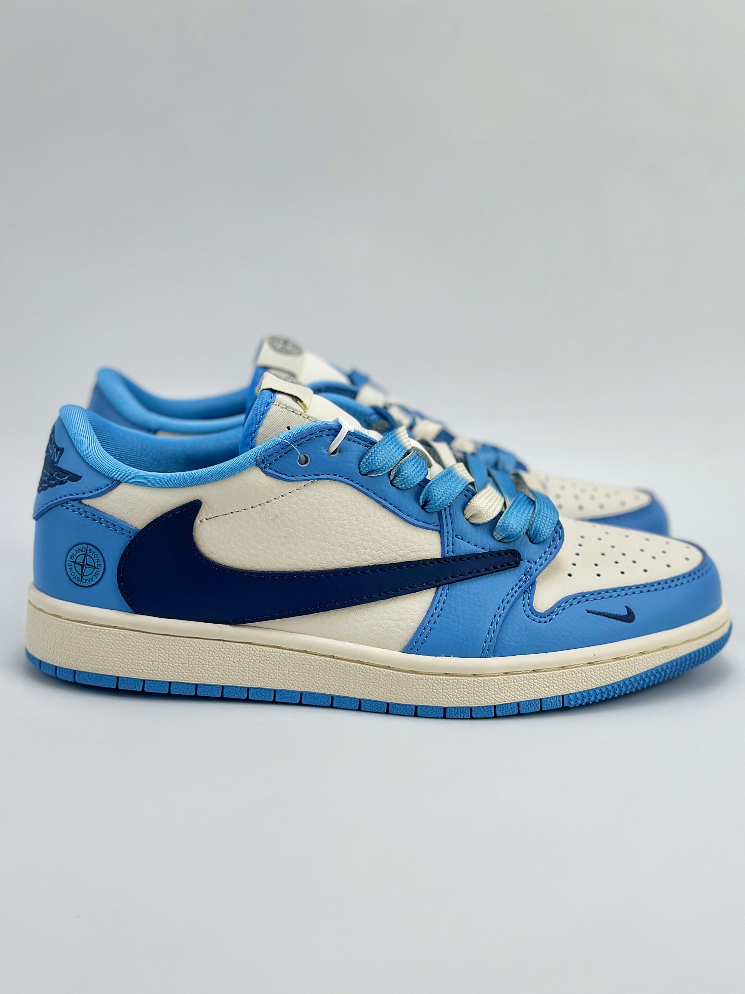 Travis Scott x Nike Air Jordan 1 Low x Stone Island 三方联名 Air Jordan 1 Low 反转米白深蓝渐变倒钩 纯原版本 全鞋采用原装头层皮，用料扎实 精雕细琢 鞋型极致还原 飞翼3D打印改良 深度立体 四线中底拉帮皮料选材 钢印 背胶一应俱全 全新批次 原装原模大底全鞋原厂定制皮料，手感细腻正确折边工艺 完美细节诠释 官方 JJ5288 009XK Size：36 36.5 37.5 38 38.5 39 40 40.5 41 42 42.5 43 44 44.5 45