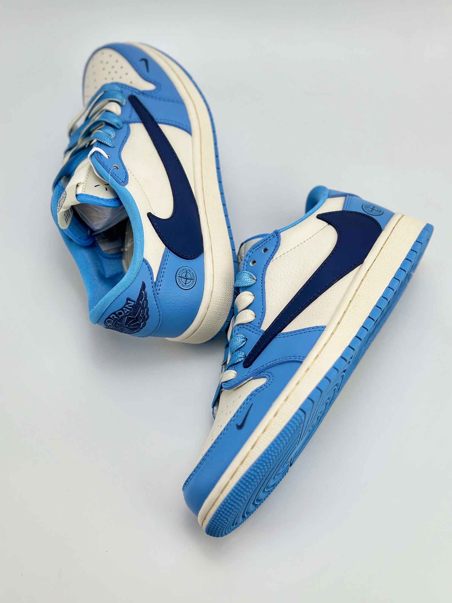 Travis Scott x Nike Air Jordan 1 Low x Stone Island 三方联名 Air Jordan 1 Low 反转米白深蓝渐变倒钩 纯原版本 全鞋采用原装头层皮，用料扎实 精雕细琢 鞋型极致还原 飞翼3D打印改良 深度立体 四线中底拉帮皮料选材 钢印 背胶一应俱全 全新批次 原装原模大底全鞋原厂定制皮料，手感细腻正确折边工艺 完美细节诠释 官方 JJ5288 009XK Size：36 36.5 37.5 38 38.5 39 40 40.5 41 42 42.5 43 44 44.5 45