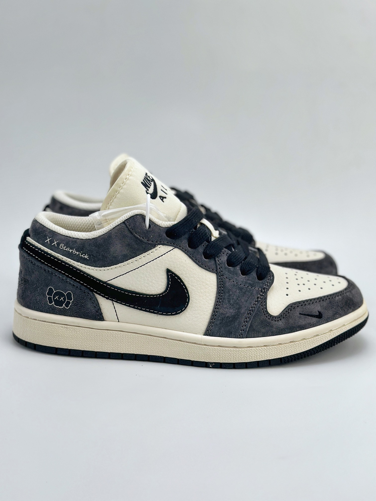 Air Jordan 1 Retro Low x Bearbrick 暴力熊米白黑深空灰 官方同步新色 原装级产物 拒绝公底 立体鞋型 细节完美 高清洁度 购置公司同步原材料 原汁原味 忠于原版 SJ9950 016XK 码数：36 36.5 37.5 38 38.5 39 40 40.5 41 42 42.5 43 44 44.5 45