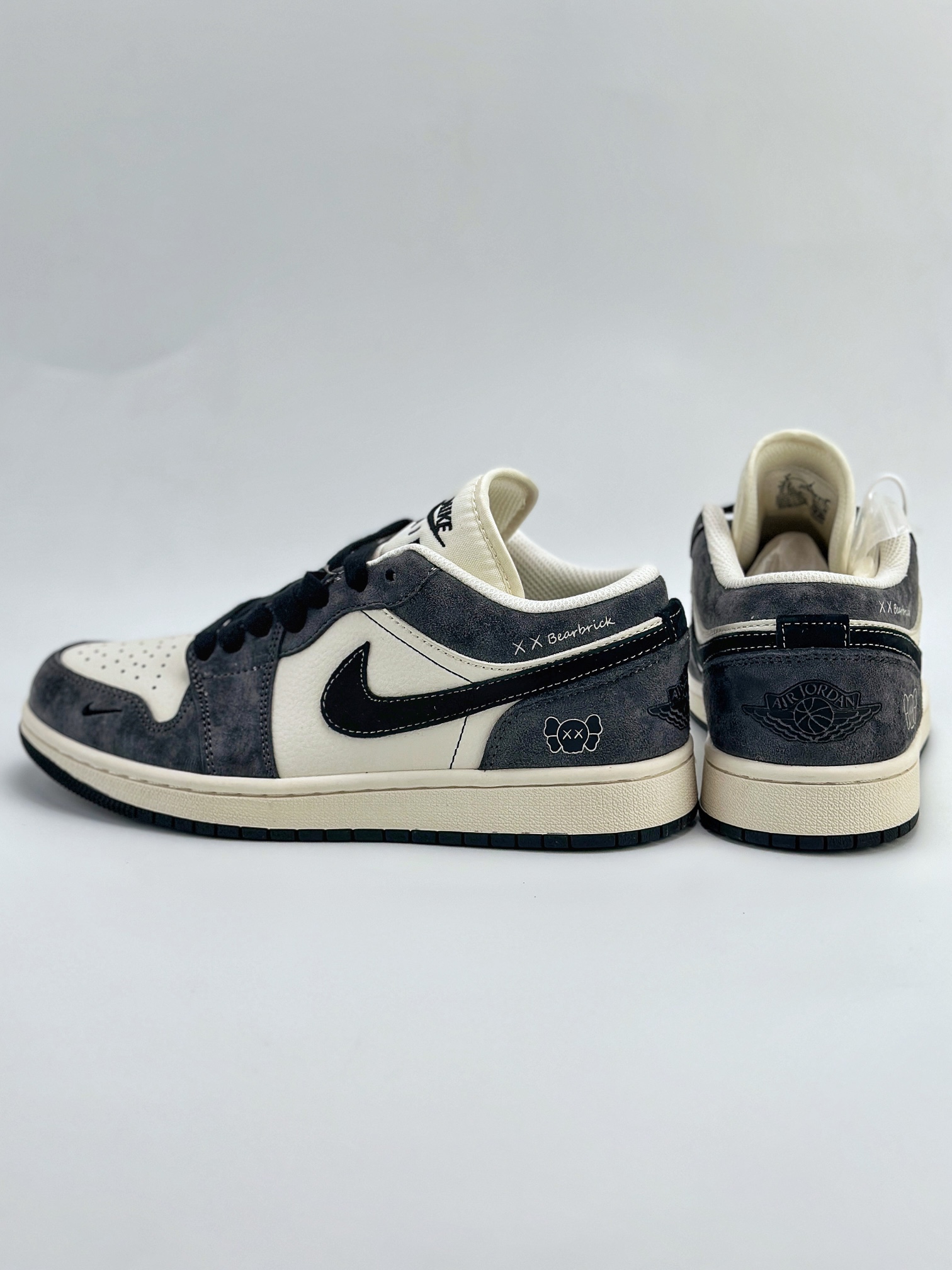 Air Jordan 1 Retro Low x Bearbrick 暴力熊米白黑深空灰 官方同步新色 原装级产物 拒绝公底 立体鞋型 细节完美 高清洁度 购置公司同步原材料 原汁原味 忠于原版 SJ9950 016XK 码数：36 36.5 37.5 38 38.5 39 40 40.5 41 42 42.5 43 44 44.5 45