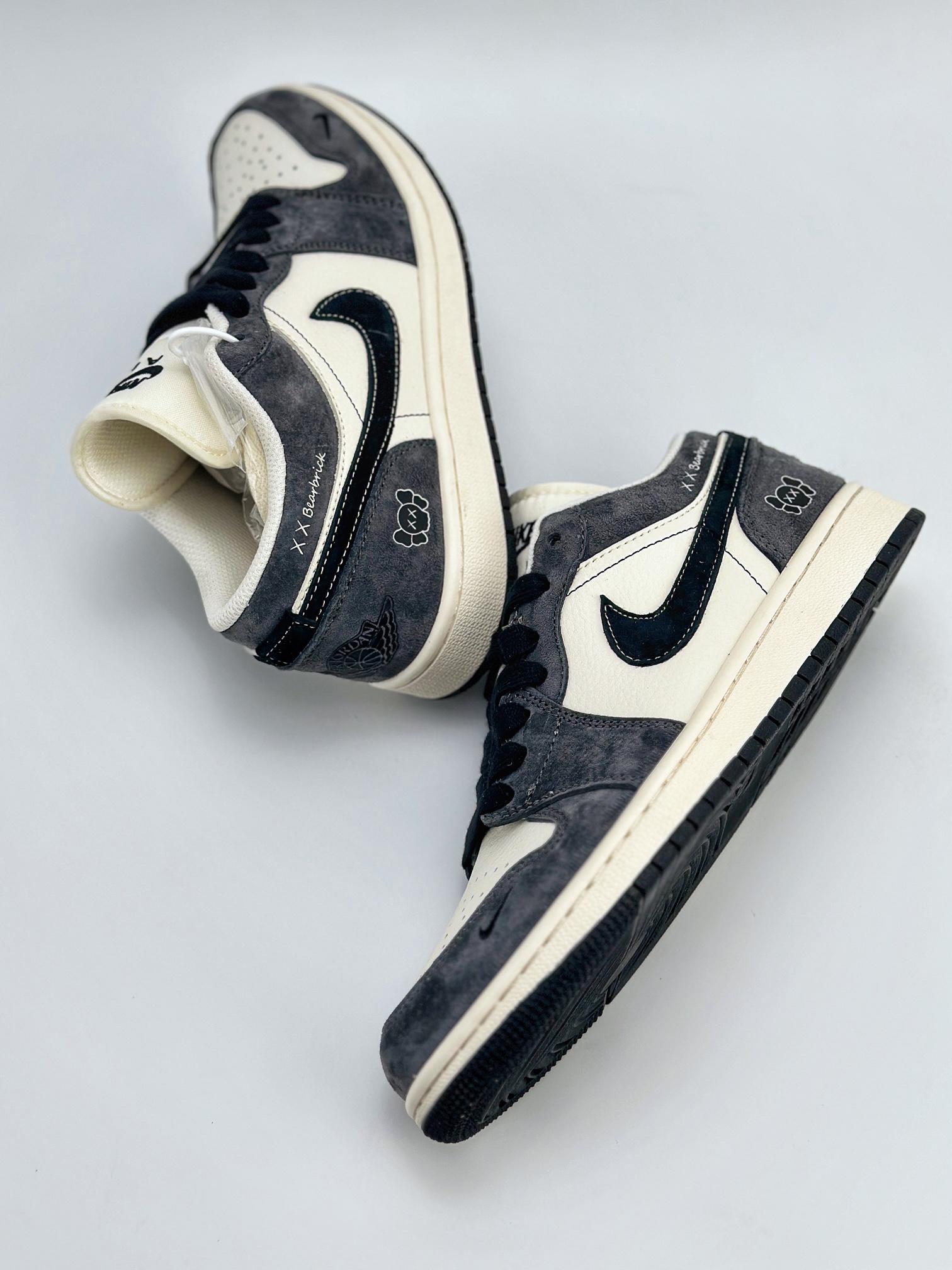 Air Jordan 1 Retro Low x Bearbrick 暴力熊米白黑深空灰 官方同步新色 原装级产物 拒绝公底 立体鞋型 细节完美 高清洁度 购置公司同步原材料 原汁原味 忠于原版 SJ9950 016XK 码数：36 36.5 37.5 38 38.5 39 40 40.5 41 42 42.5 43 44 44.5 45