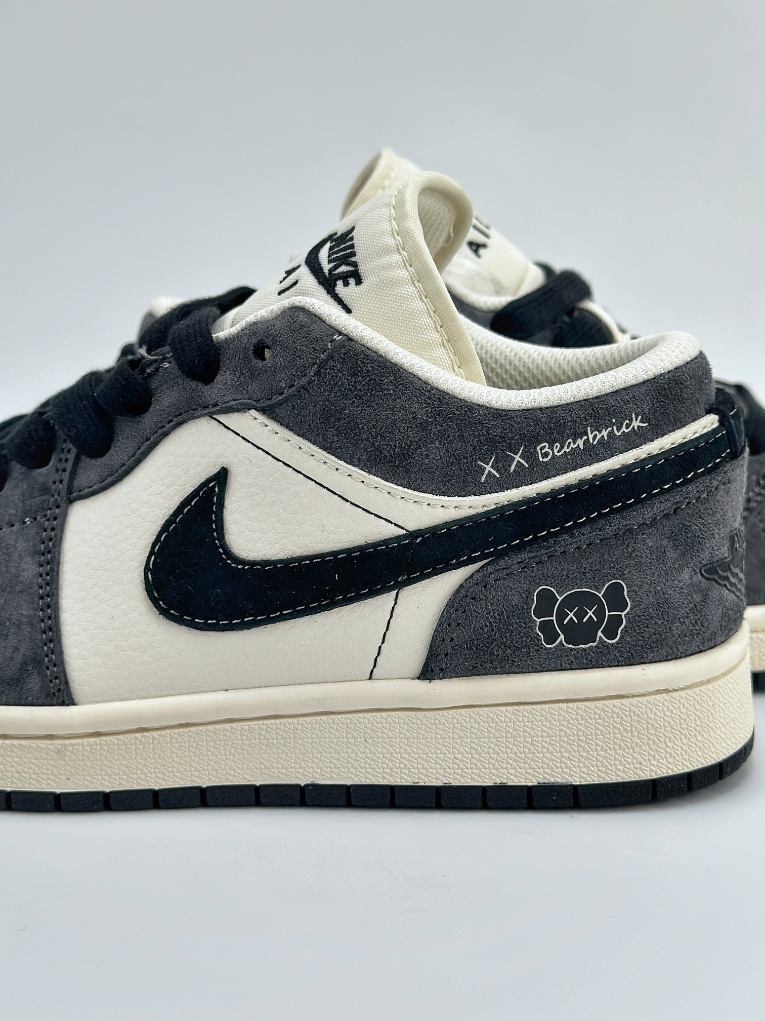 Air Jordan 1 Retro Low x Bearbrick 暴力熊米白黑深空灰 官方同步新色 原装级产物 拒绝公底 立体鞋型 细节完美 高清洁度 购置公司同步原材料 原汁原味 忠于原版 SJ9950 016XK 码数：36 36.5 37.5 38 38.5 39 40 40.5 41 42 42.5 43 44 44.5 45