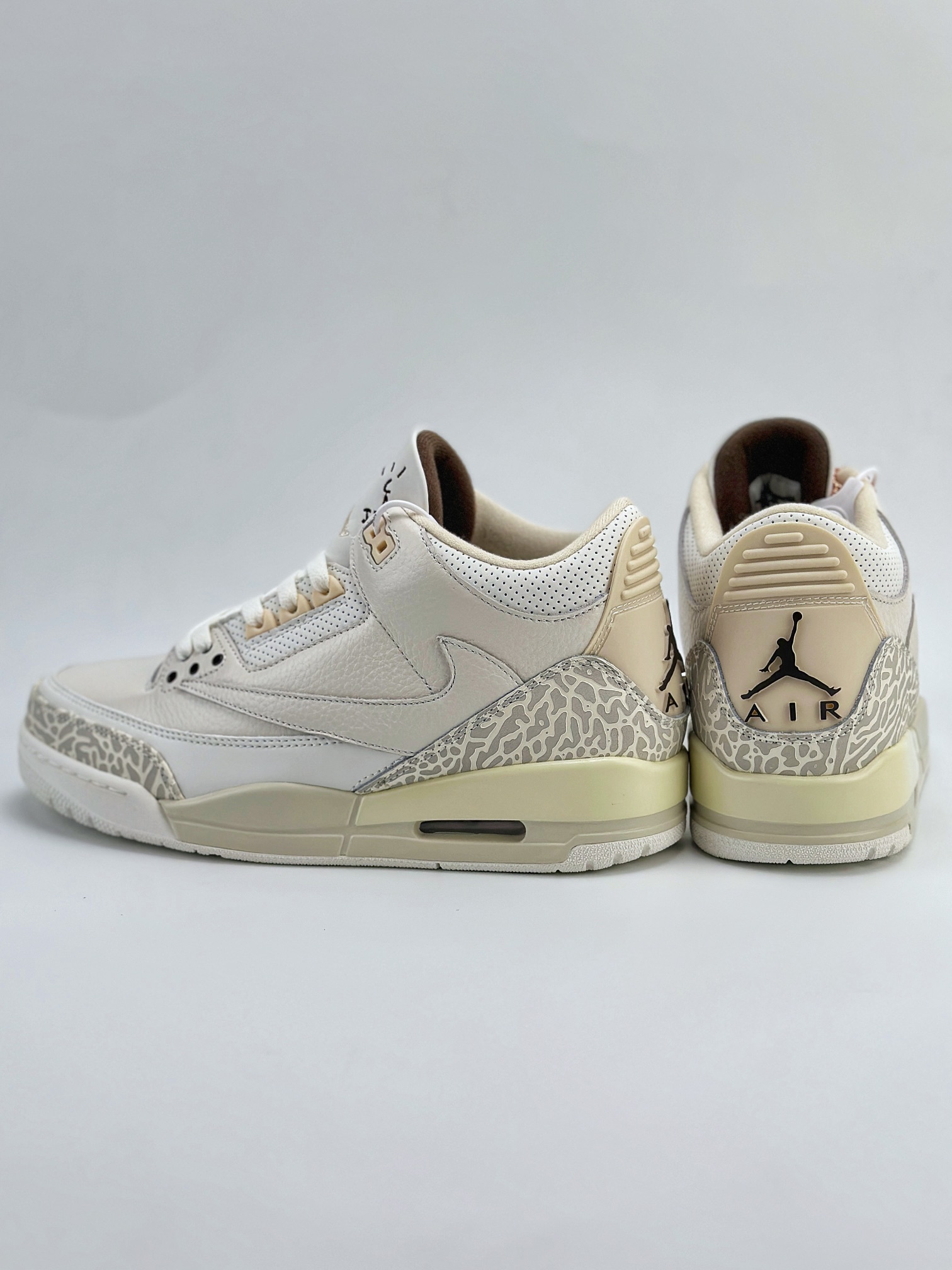 Air Jordan 3 Retro x Travis Scott ”lvory” 白灰倒钩 136064-668