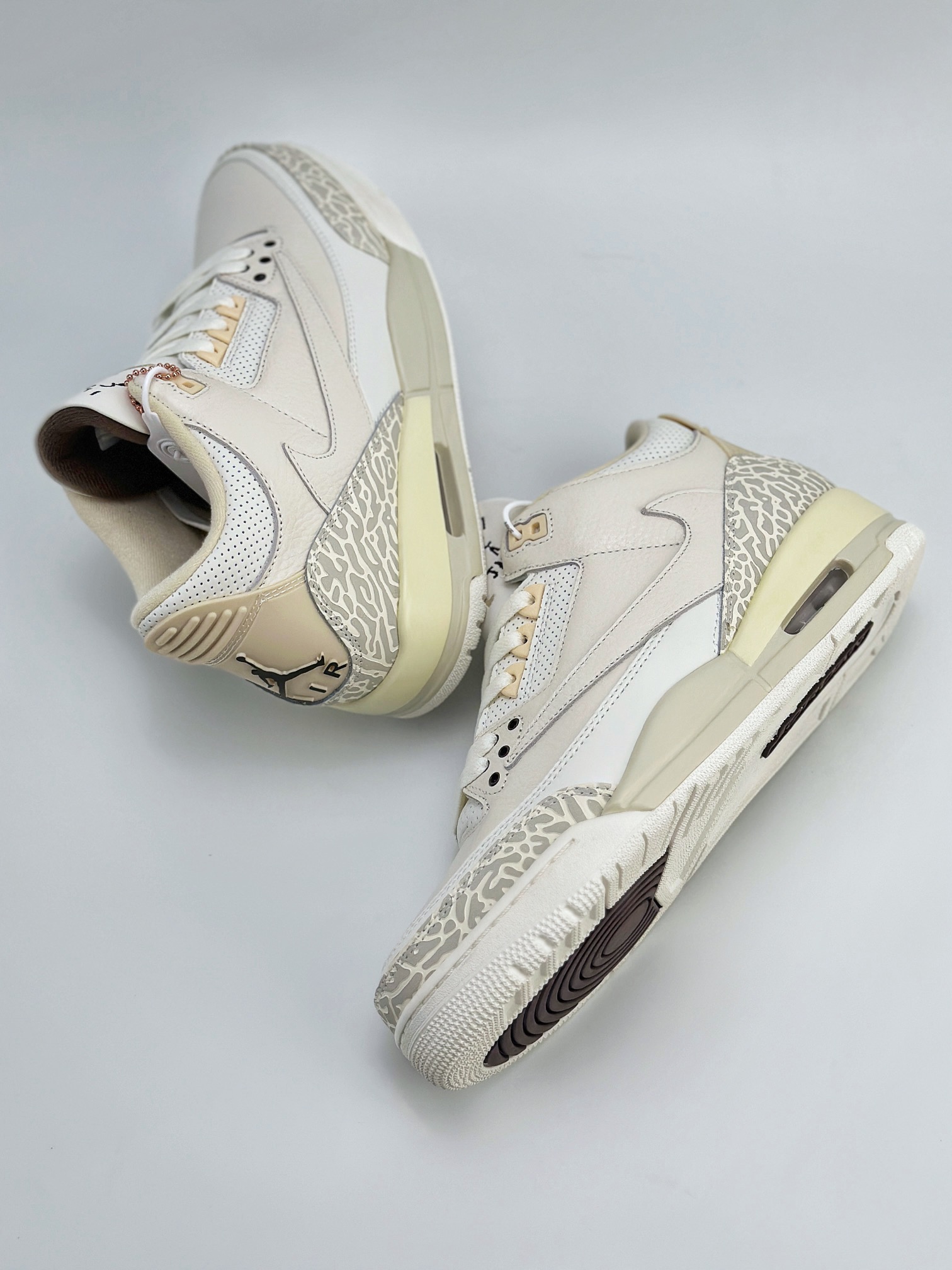 Air Jordan 3 Retro x Travis Scott ”lvory” 白灰倒钩 136064-668