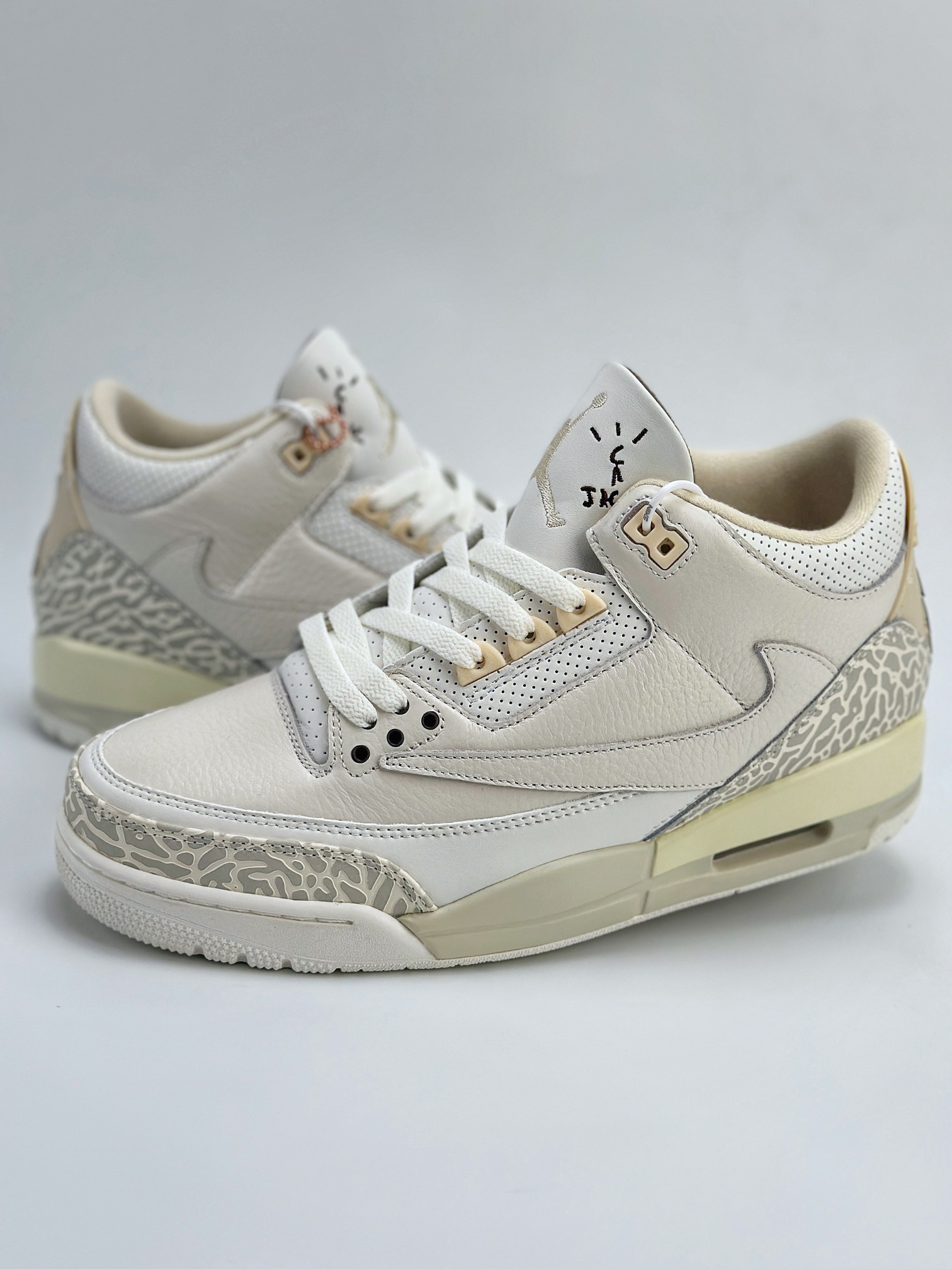 Air Jordan 3 Retro x Travis Scott ”lvory” 白灰倒钩 136064-668