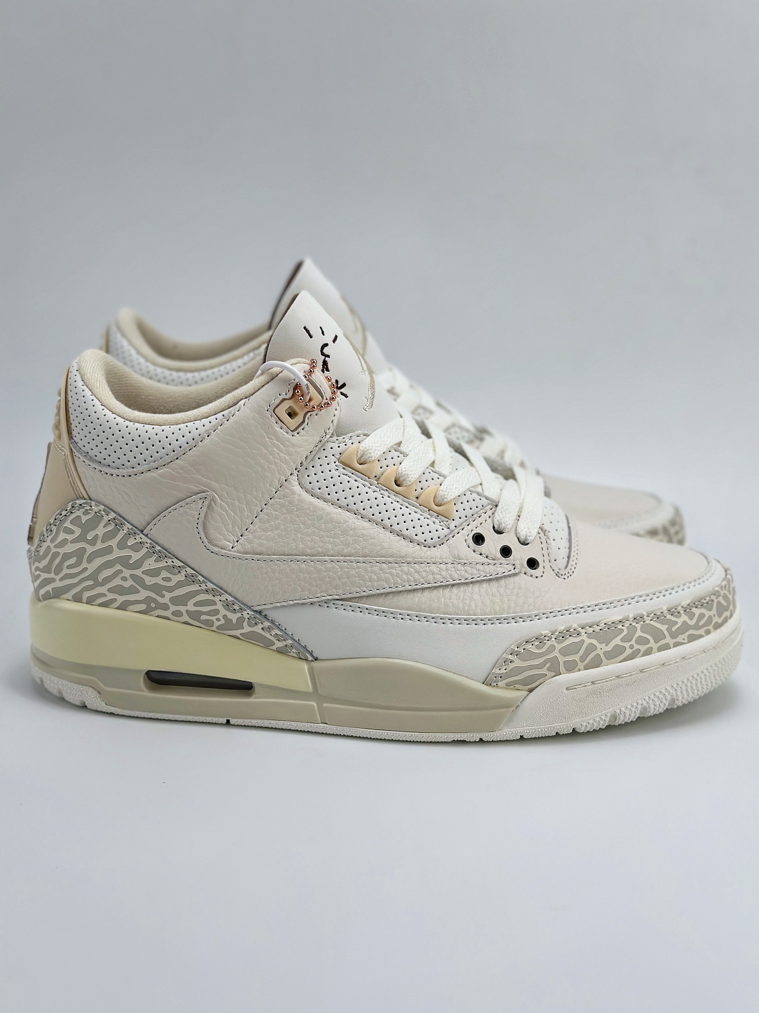 Air Jordan 3 Retro x Travis Scott ”lvory” 白灰倒钩 136064-668