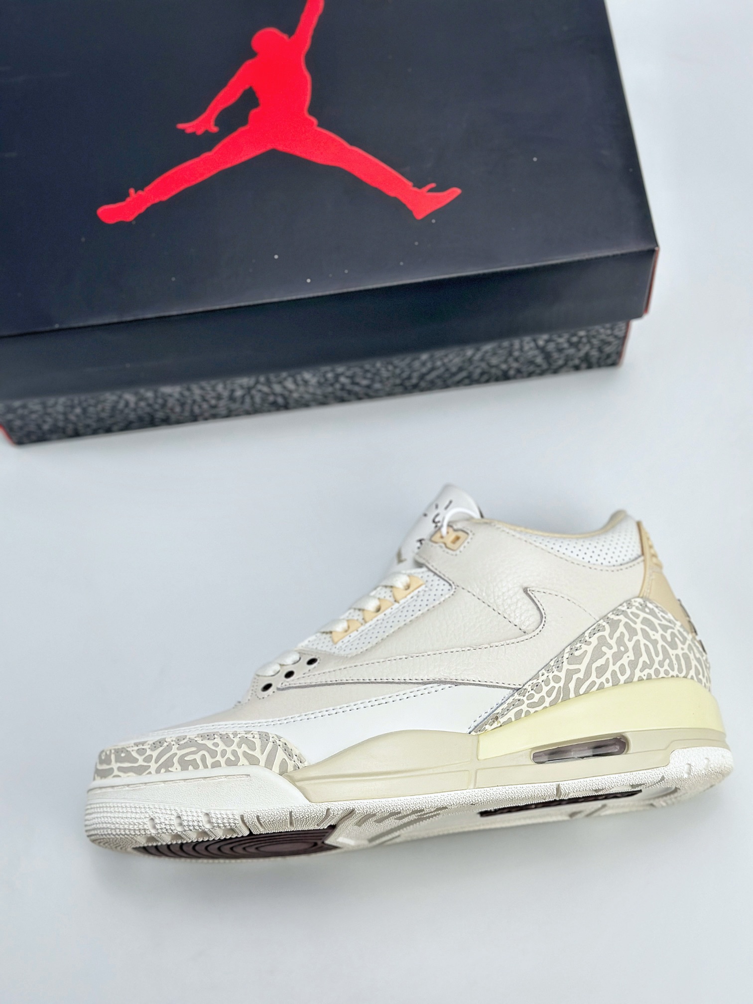 Air Jordan 3 Retro x Travis Scott ”lvory” 白灰倒钩 136064-668