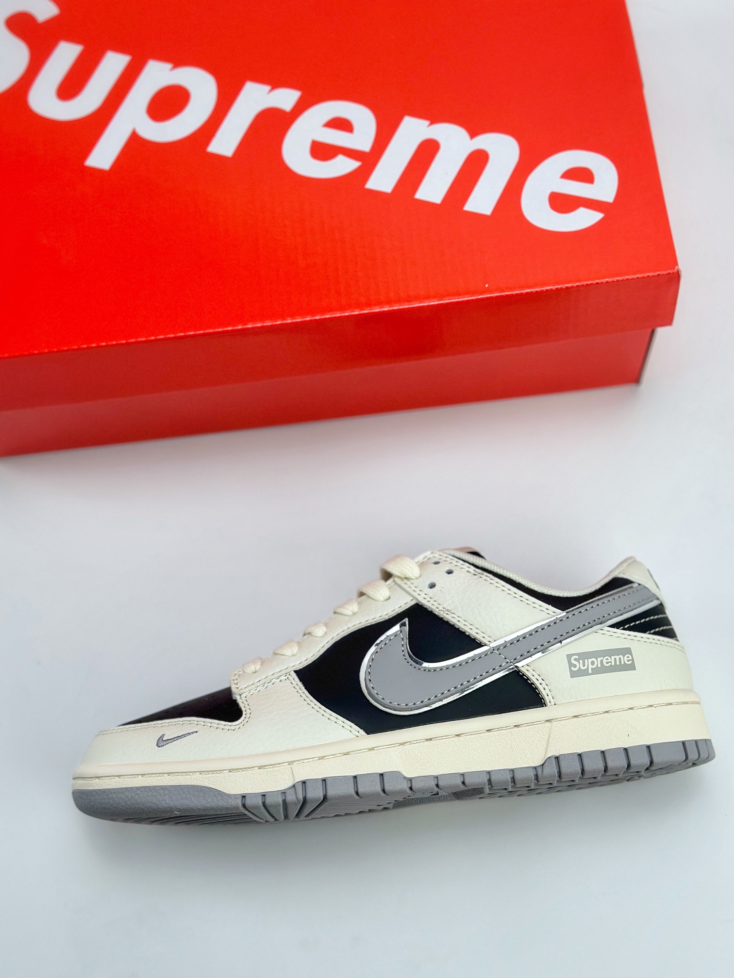 NIKE SB Dunk Low x Supreme 米黑银 XX9916-016