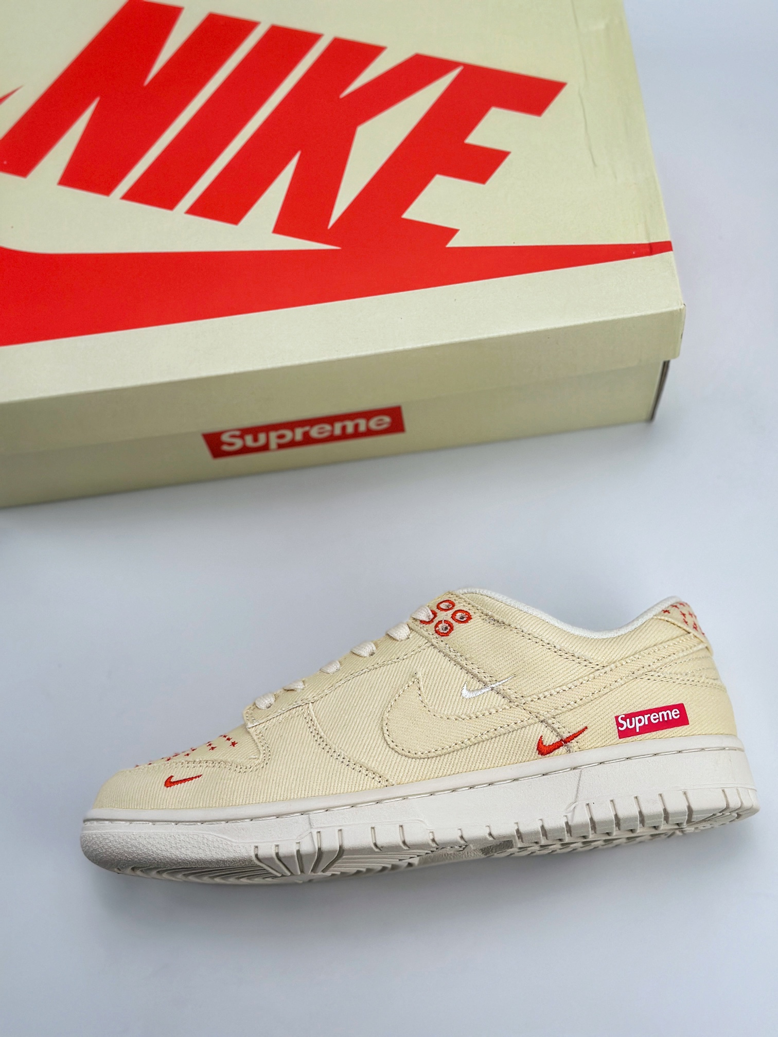 Nike SB Dunk Low x Supreme 米黄帆布三小钩 KK1888-001