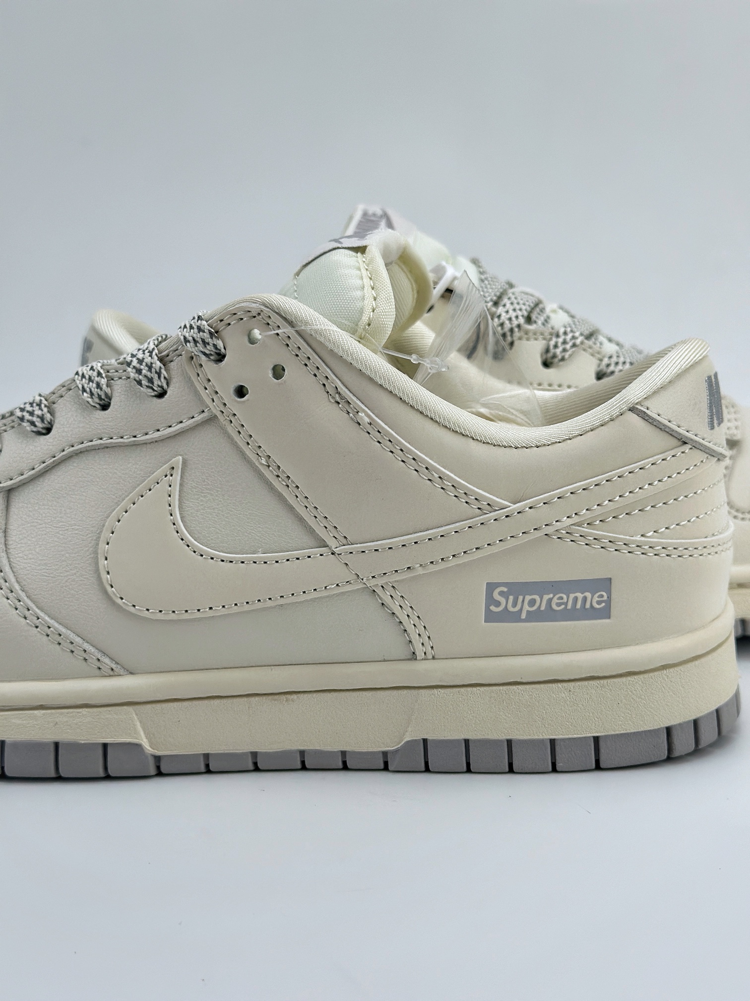 NIKE SB Dunk Low x Supreme 奶白银小钩满天星 XX8888-001