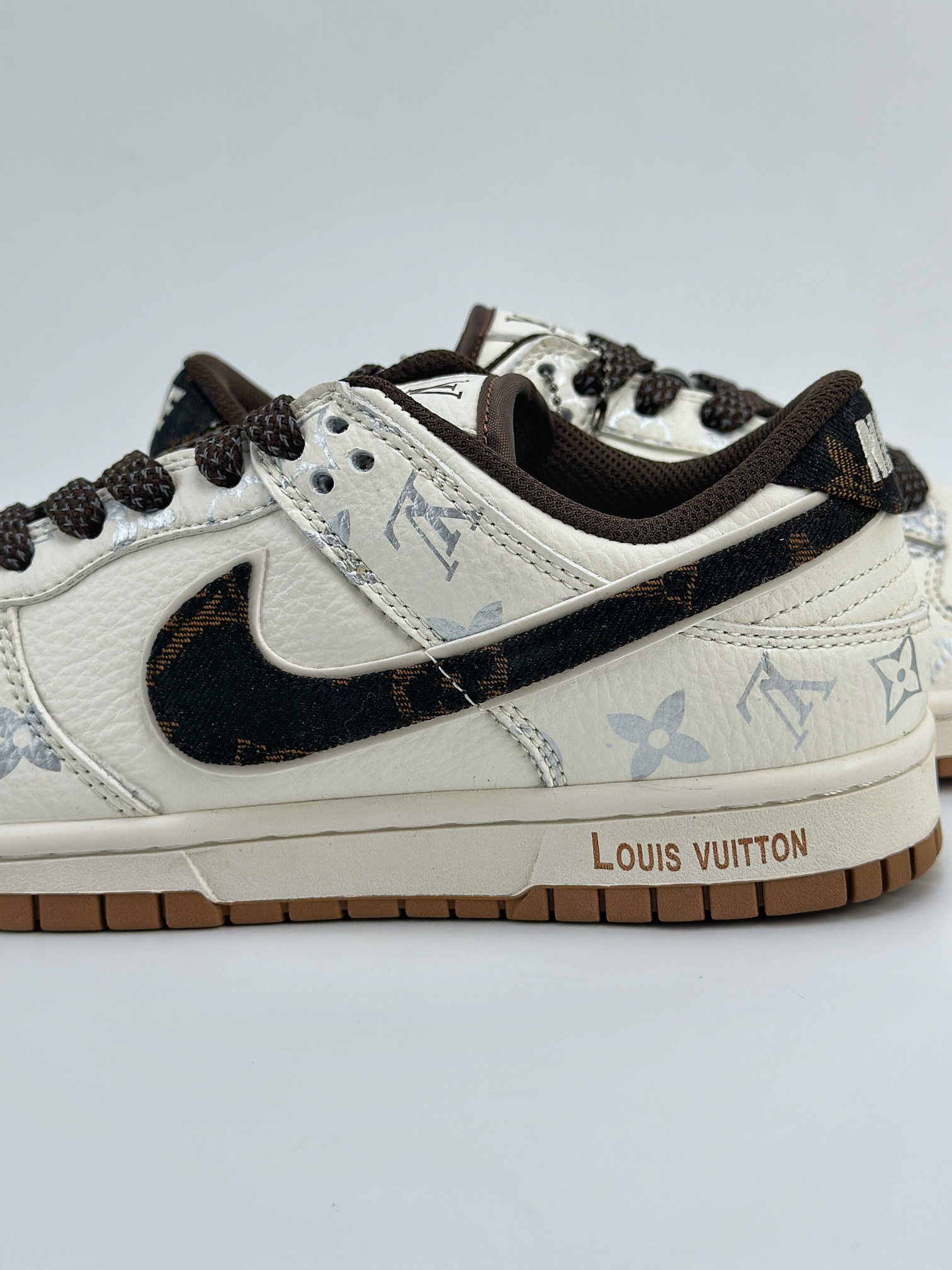 Nike SB Dunk Low x Louis Vuitton 印花米白黑 DQ1098-341