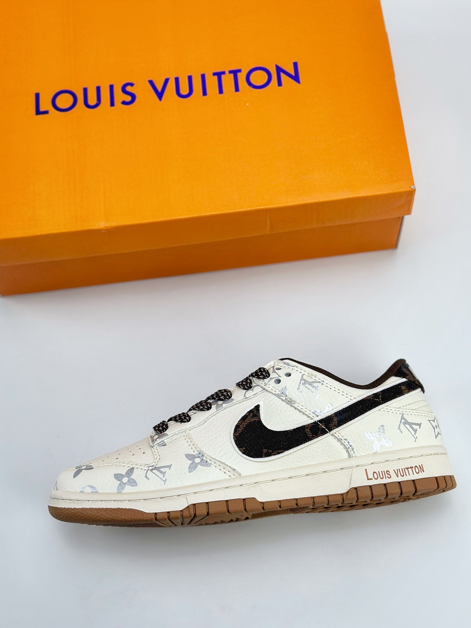 Nike SB Dunk Low x Louis Vuitton 印花米白黑 DQ1098-341