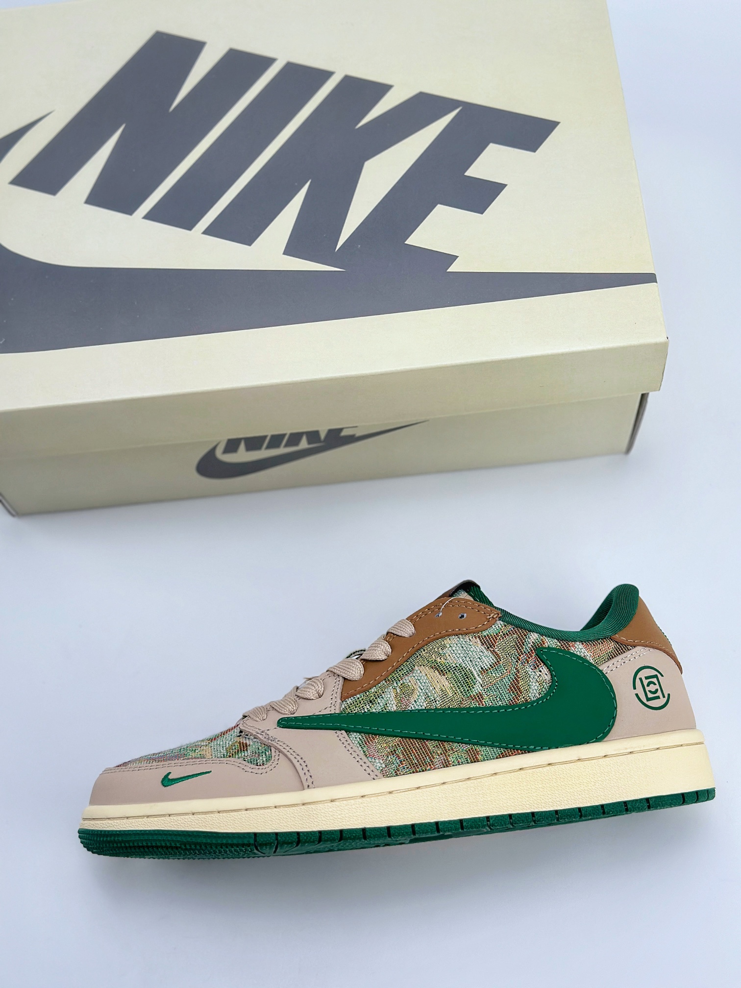 Travis Scott x Nike Air Jordan 1 Low x CLOT 三方联名 Air Jordan 1 Low 反转粉棕绿倒钩 JH6088-611