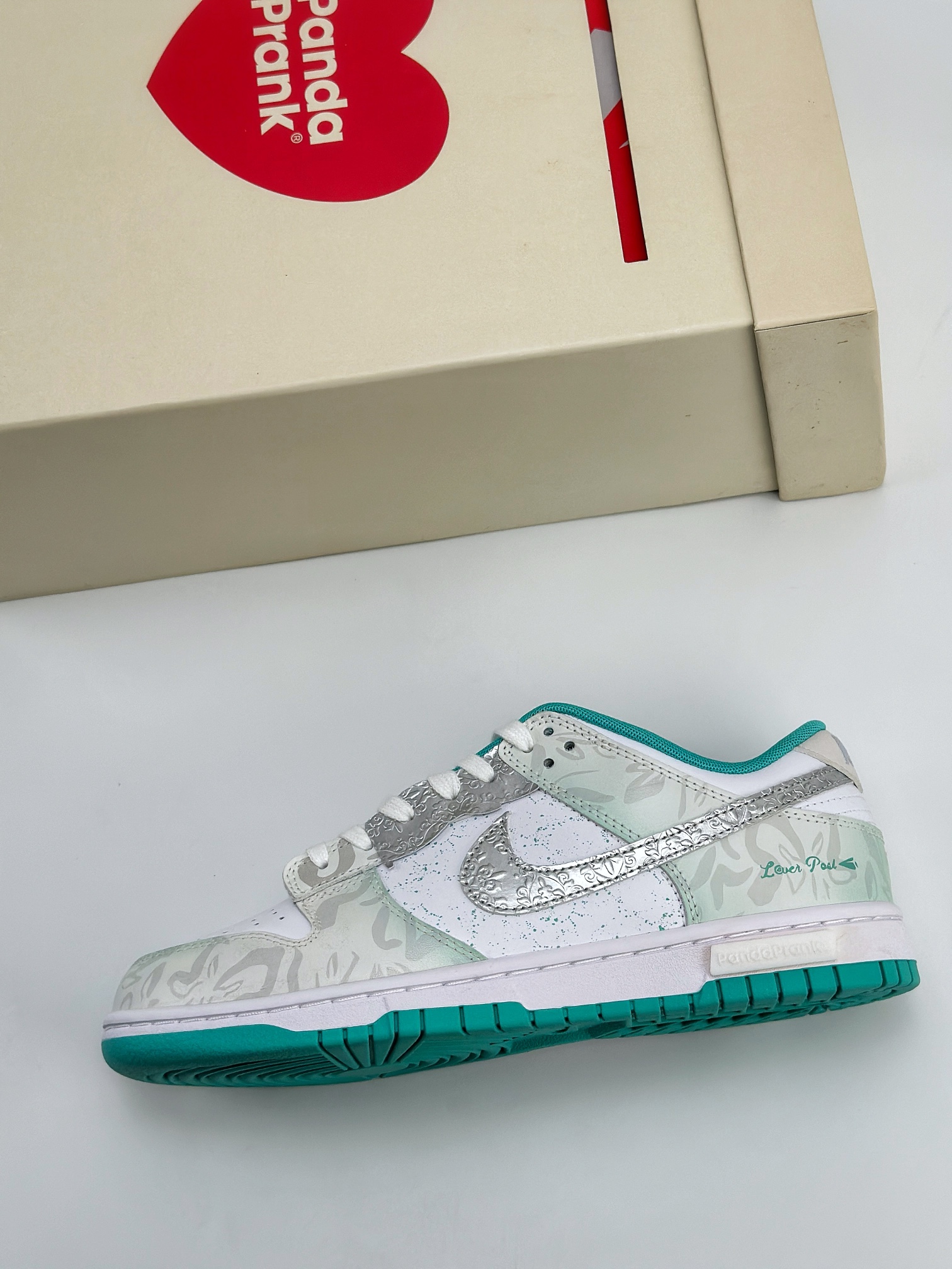 Nike SB Dunk Low 熊猫恶作剧 DV0833-102