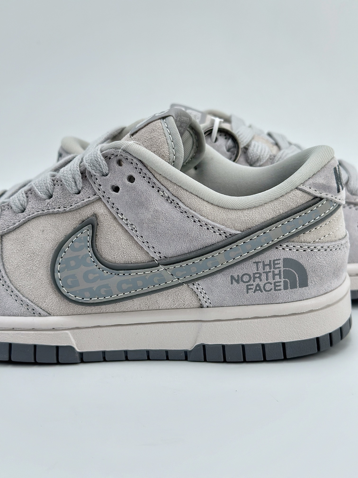 NIKE SB Dunk Low x The North Face 灰白 FC1688-181