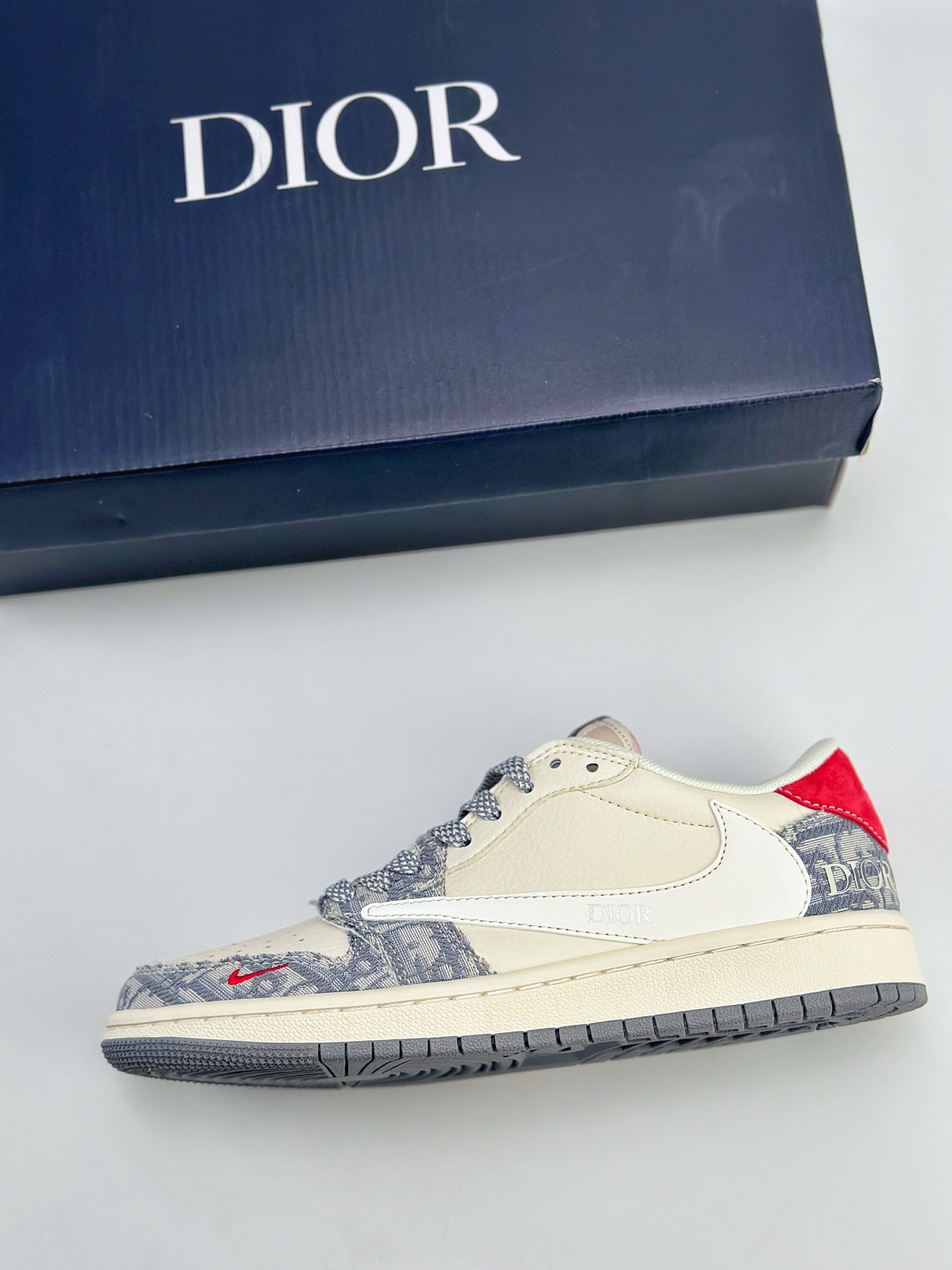 Travis Scott x Nike Air Jordan 1 Low x DIOR 三方联名 Air Jordan 1 Low 反转白蓝红倒钩 XY2688-113