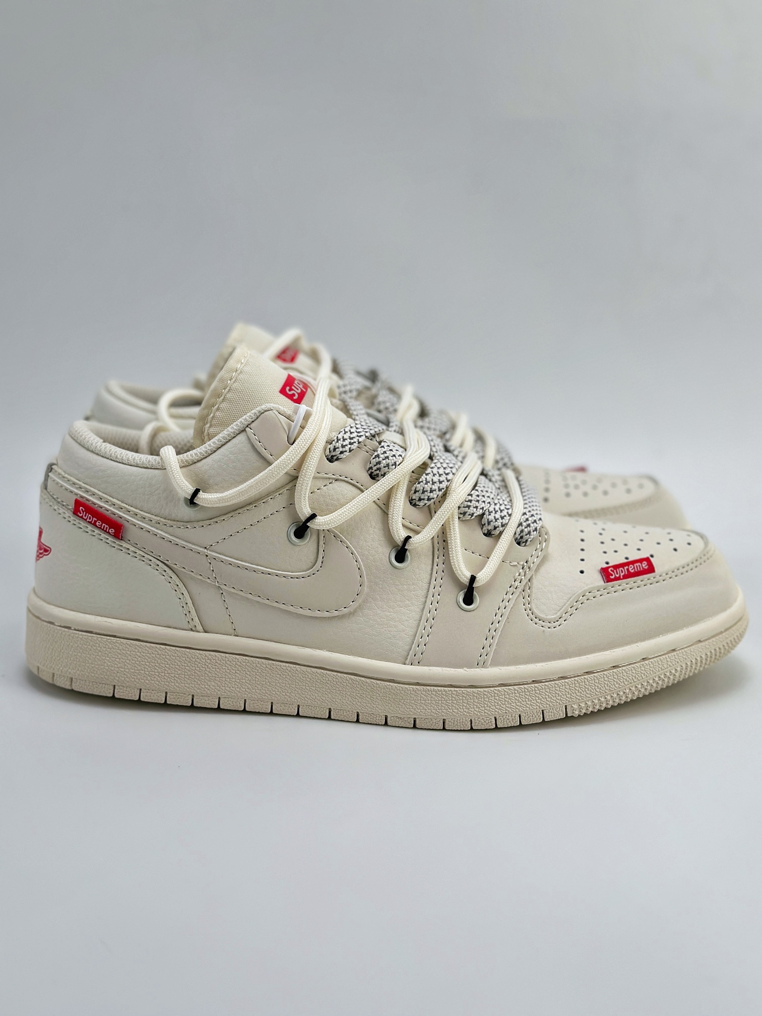 Jordan 1 Retro Low x Supreme 米白红小标绑带满天星 SJ9950-017