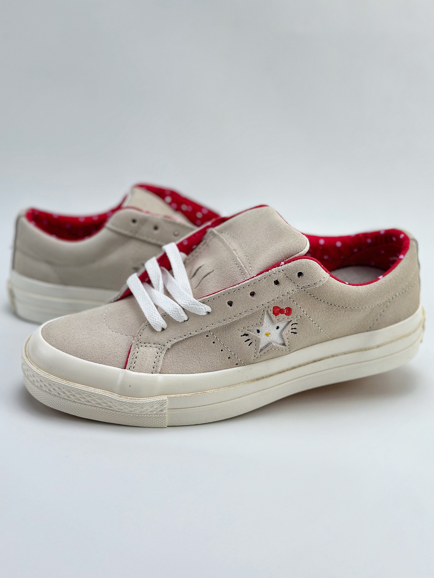 Converse x Hello Kitty 联名限量款 One Star经典鞋型