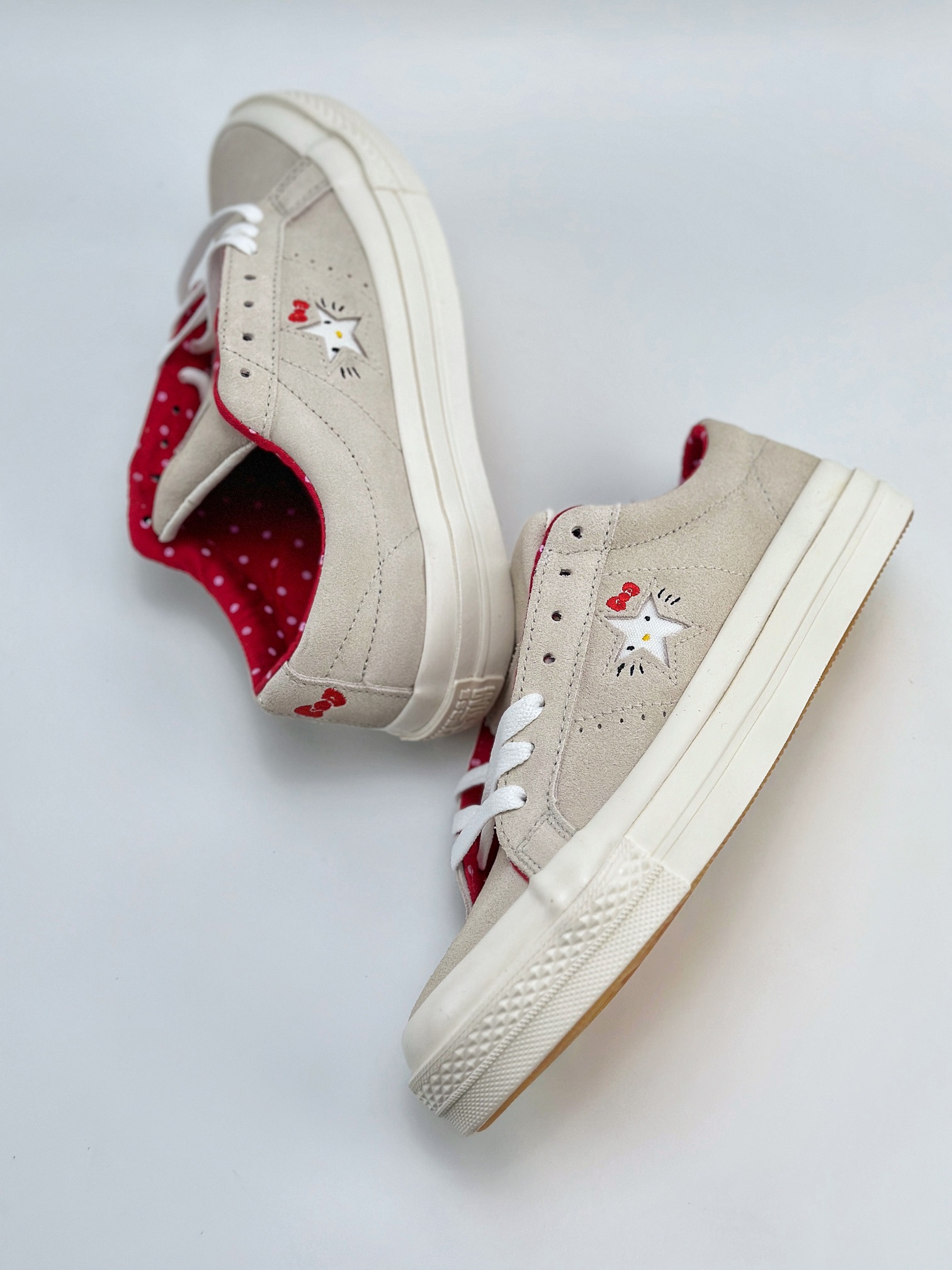 Converse x Hello Kitty 联名限量款 One Star经典鞋型