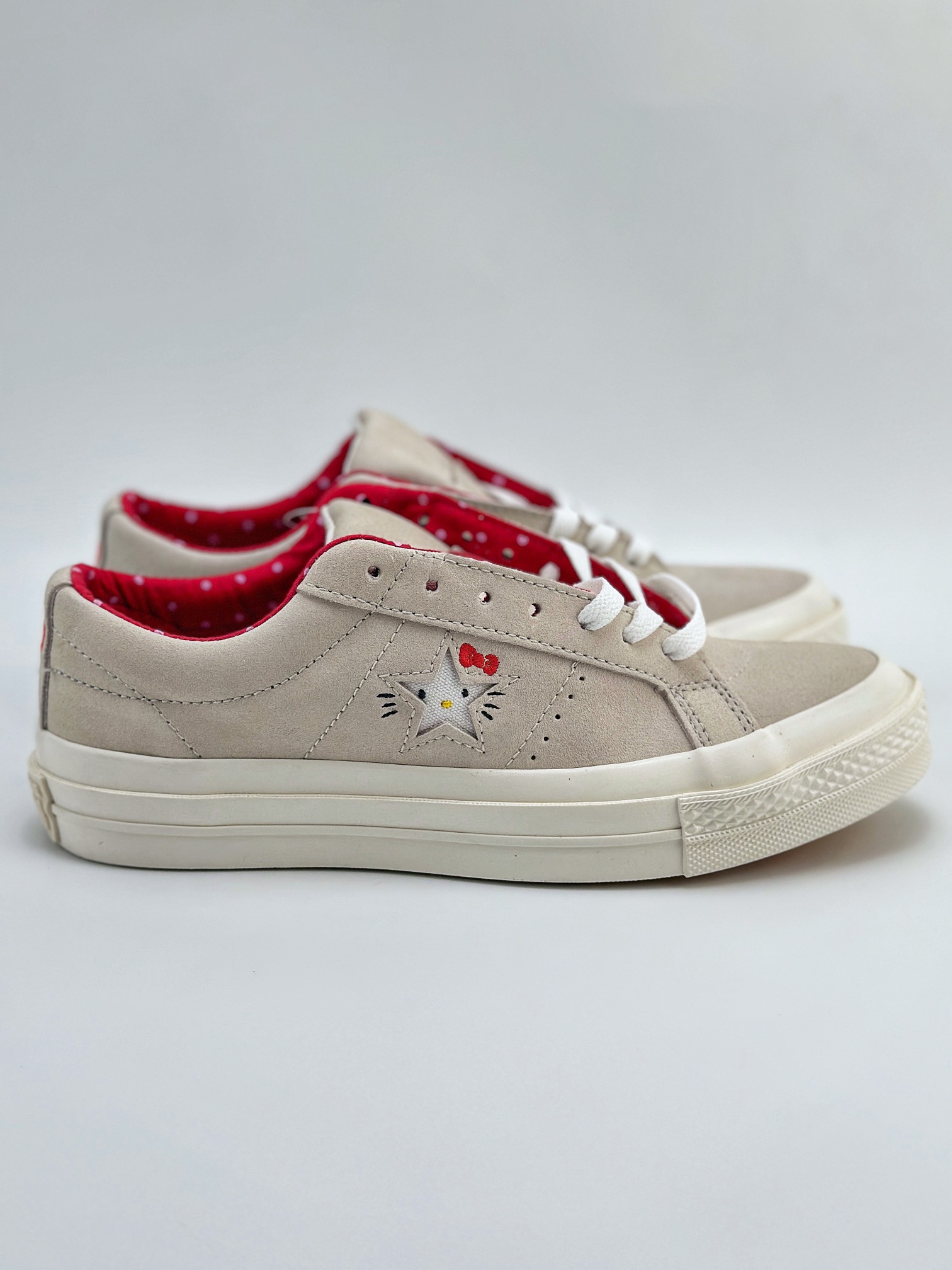 Converse x Hello Kitty 联名限量款 One Star经典鞋型