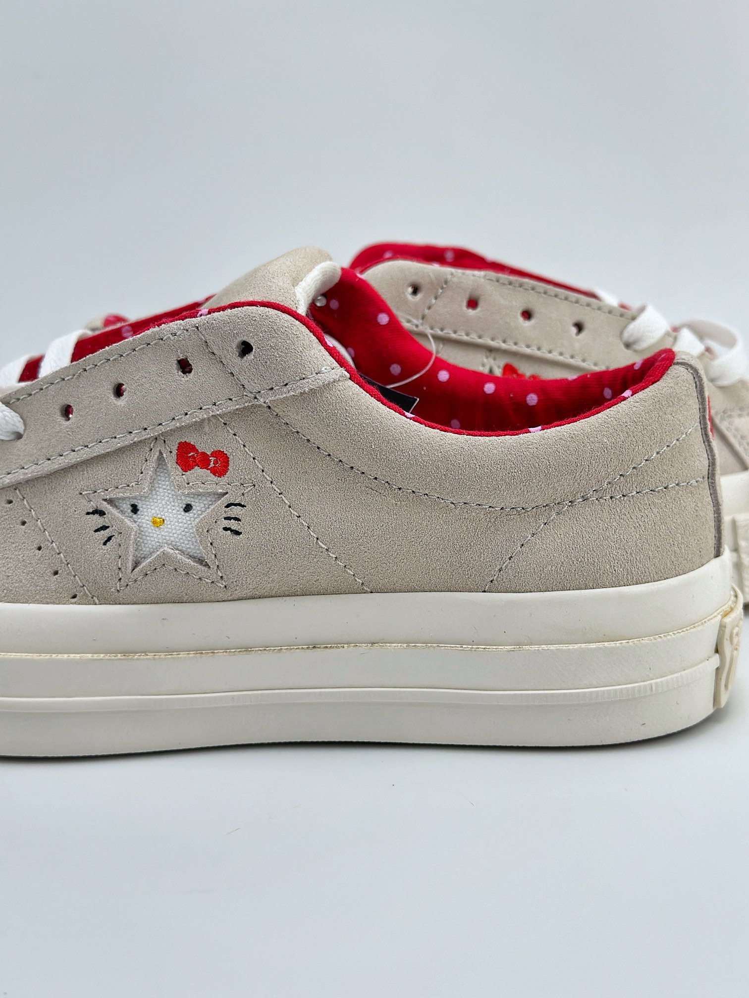 Converse x Hello Kitty 联名限量款 One Star经典鞋型