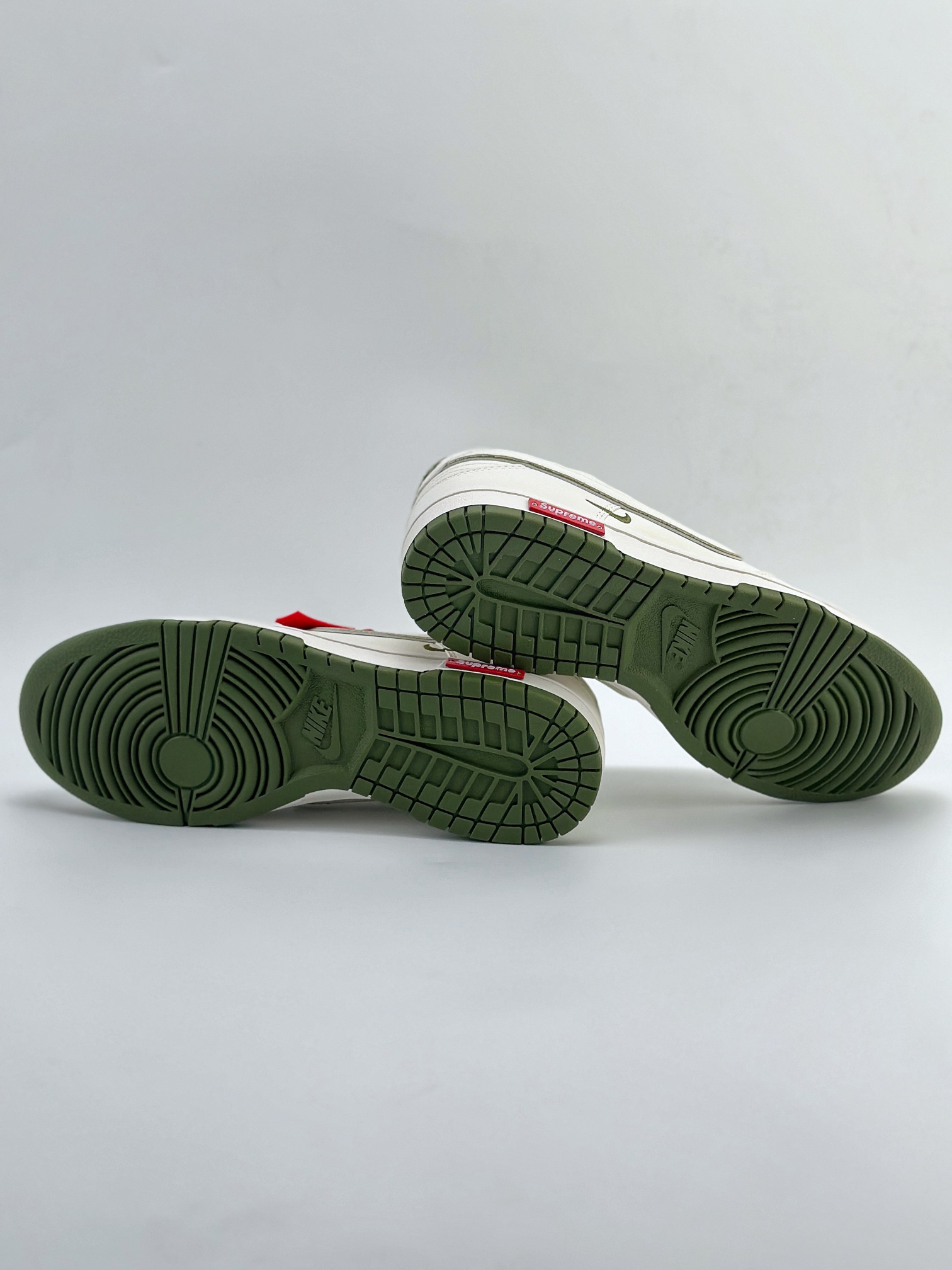 SB Dunk Low x Supreme 白绿三小钩 DJ2024-015