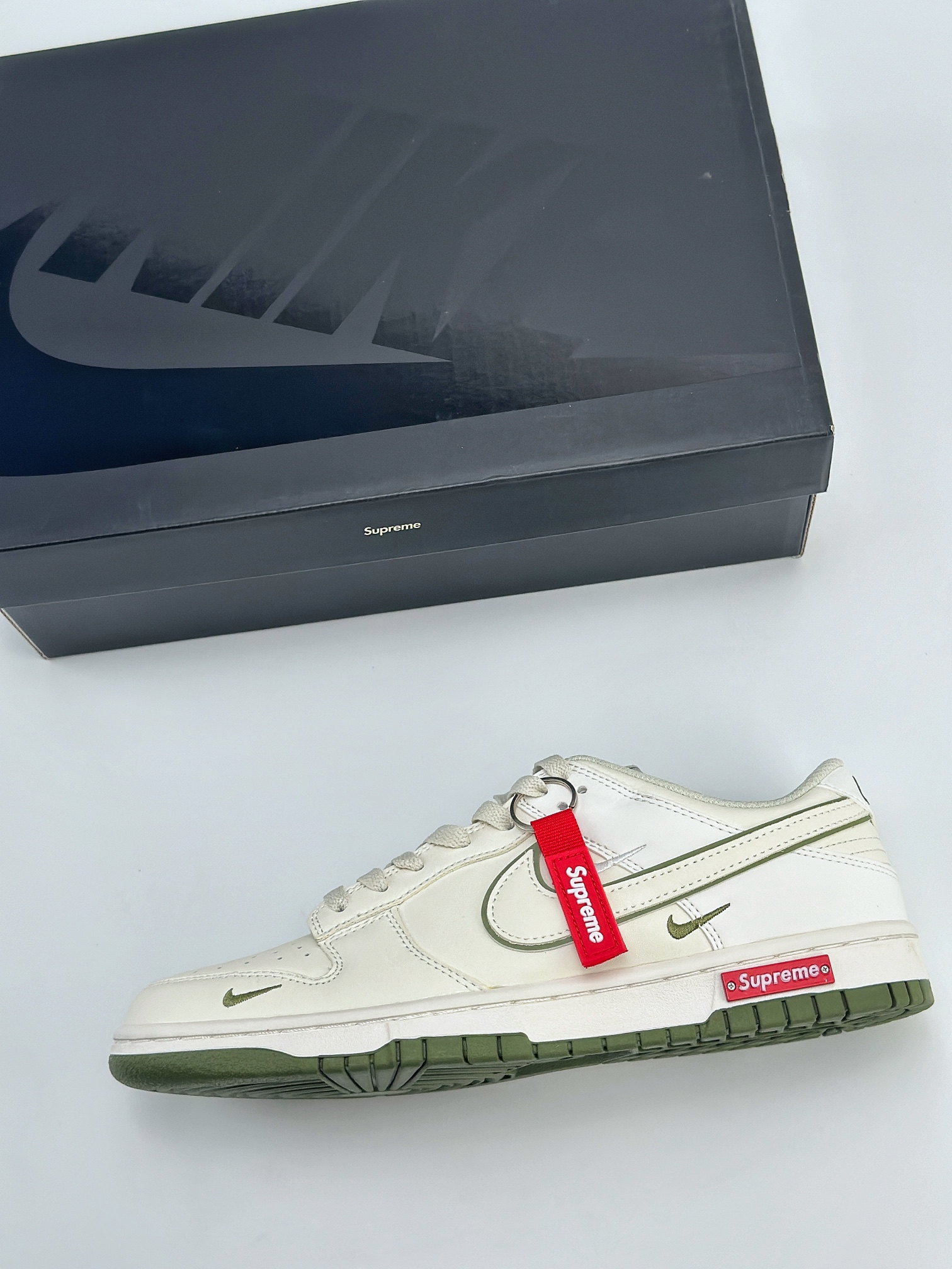 SB Dunk Low x Supreme 白绿三小钩 DJ2024-015