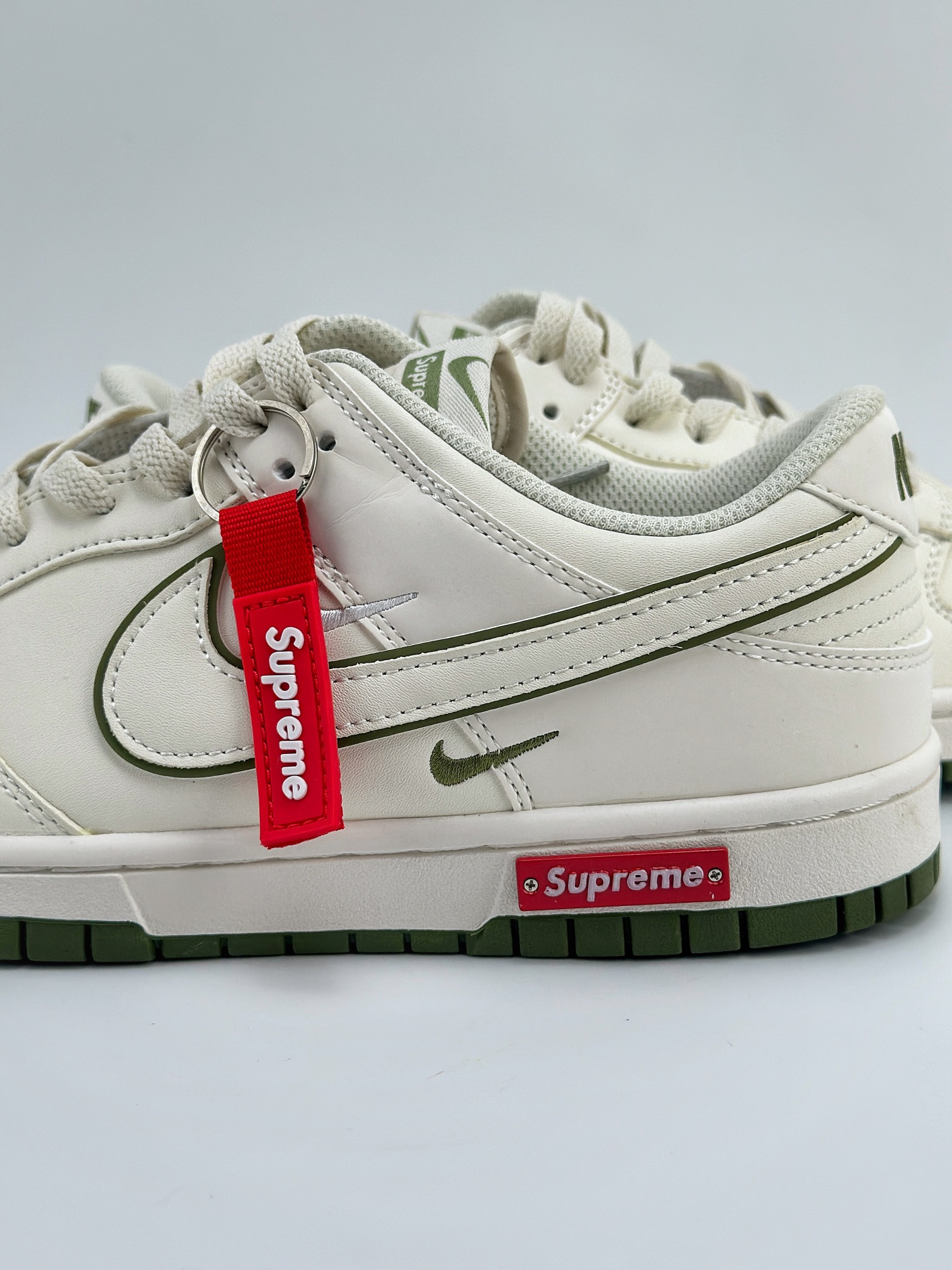 SB Dunk Low x Supreme 白绿三小钩 DJ2024-015