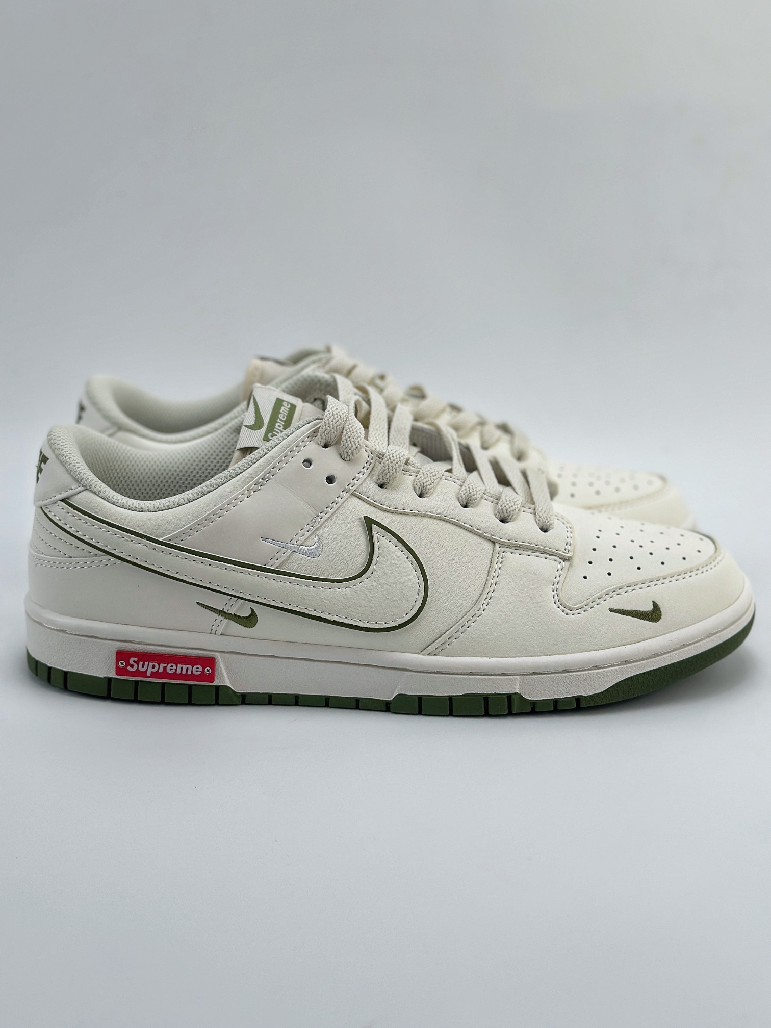 SB Dunk Low x Supreme 白绿三小钩 DJ2024-015