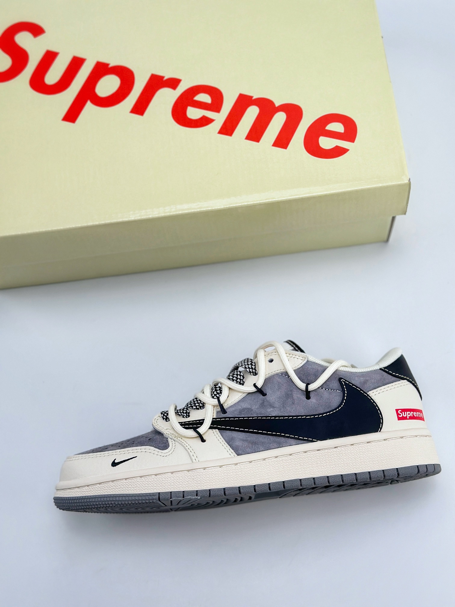 Travis Scott x Nike Air Jordan 1 Low x Supreme 三方联名 Air Jordan 1 Low 反转米灰黑绑带倒钩 SJ0086-132