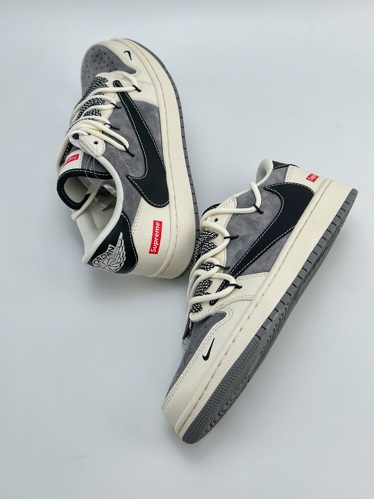 Travis Scott x Nike Air Jordan 1 Low x Supreme 三方联名 Air Jordan 1 Low 反转米灰黑绑带倒钩 SJ0086-132